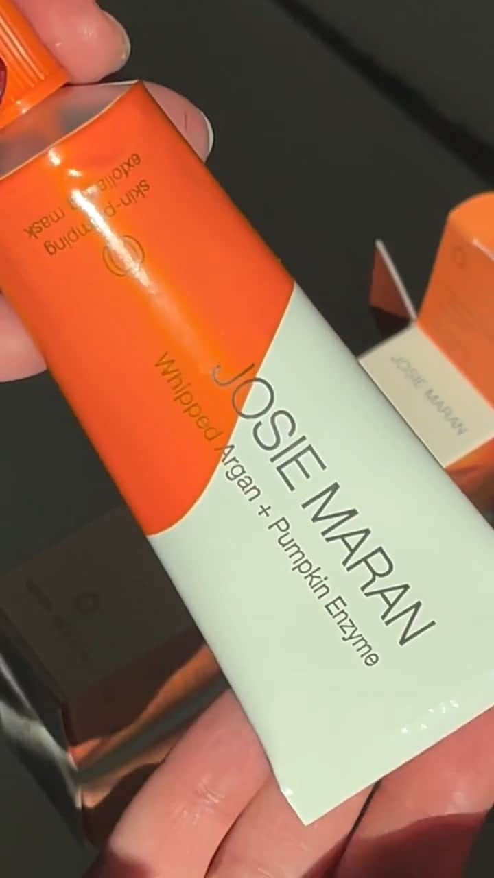ジョジー・マランのインスタグラム：「🎃 GIVEAWAY 🎃  We’re giving 6 winners our newest launch — Pumpkin Enzyme Face Mask so you can get up and glow this Fall season! 🎃 Here’s how to enter:  🧡 Like and Save this post  🧡 Follow us on Tiktok and Instagram @josiemaran (it’s okay if you don’t have Tiktok, your entry still counts!) 🧡 Tag a friend below who needs to glow this fall 🧡 Extra entry to win: Share this to your stories and tag us!   Good luck! *18+, Open to USA & CA Residents Only. The giveaway ends on 11/6 at 11:59 pm PST. The winners will be contacted via DM by the @ josiemaran account only in the following days. This giveaway is not sponsored, endorsed, or administered by Instagram.」