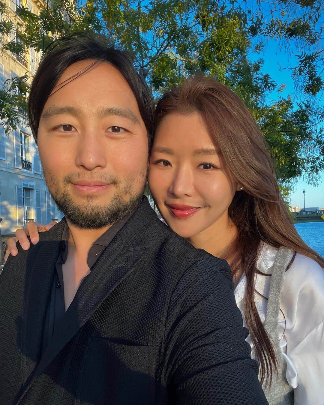 キム・グリームさんのインスタグラム写真 - (キム・グリームInstagram)「남편과의 셀카는 어김없이 아이폰 생카메라.. 어플 없는 셀카는 뭔가 왜곡된듯 넙대대 한것이 어색한데, 자연스럽고 행복해 보이기는 한듯☺️ 내년부터는 어플셀카 줄이고 최대한 현생 살아보쟈✨ 근데 그 와중에 오빠 눈밑 애교살 참 부러운 것..🦦  #nofilterneeded  #받아들여 #니얼굴이야  #내자신그대로를사랑하기」10月31日 5時38分 - greemkim