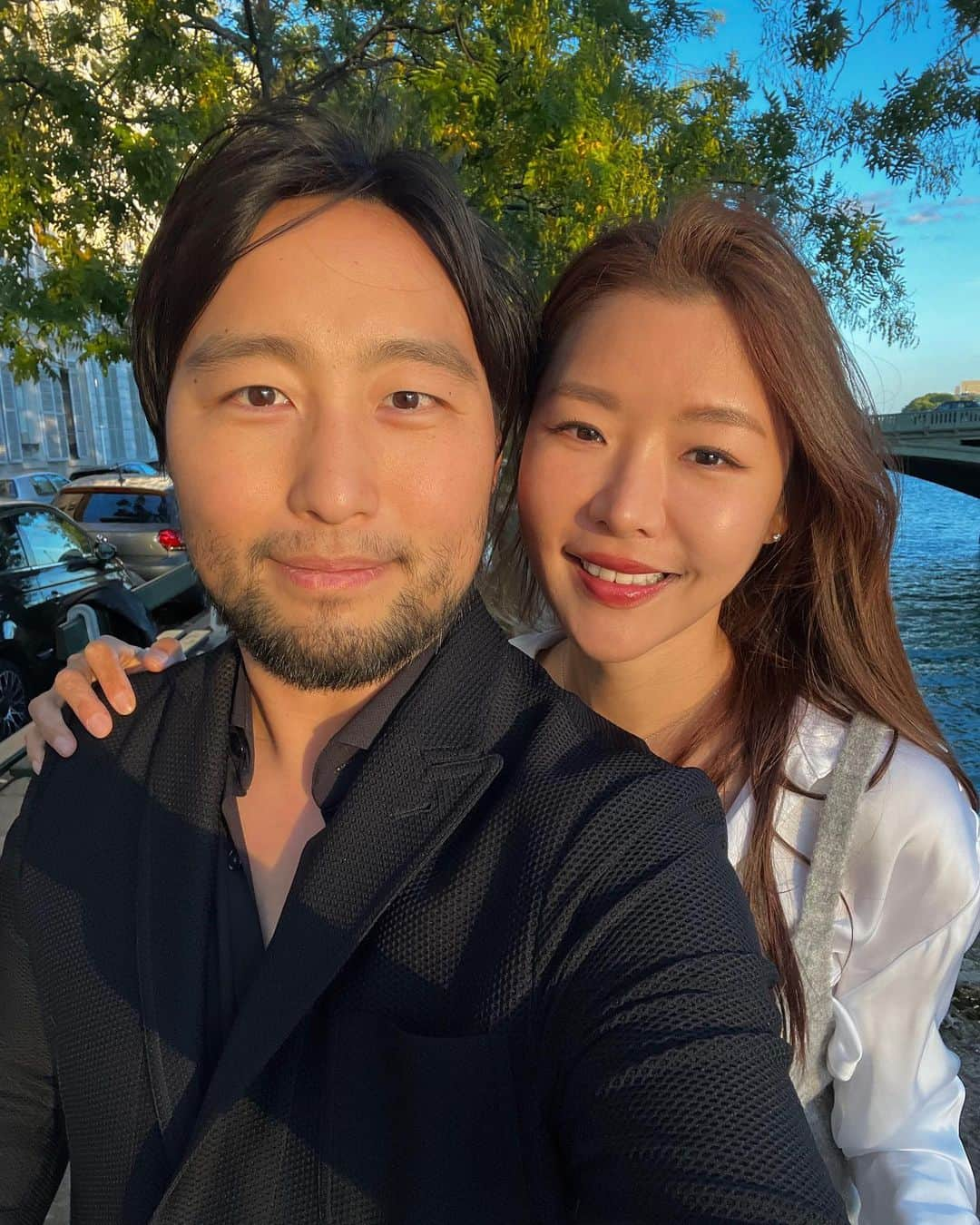 キム・グリームさんのインスタグラム写真 - (キム・グリームInstagram)「남편과의 셀카는 어김없이 아이폰 생카메라.. 어플 없는 셀카는 뭔가 왜곡된듯 넙대대 한것이 어색한데, 자연스럽고 행복해 보이기는 한듯☺️ 내년부터는 어플셀카 줄이고 최대한 현생 살아보쟈✨ 근데 그 와중에 오빠 눈밑 애교살 참 부러운 것..🦦  #nofilterneeded  #받아들여 #니얼굴이야  #내자신그대로를사랑하기」10月31日 5時38分 - greemkim