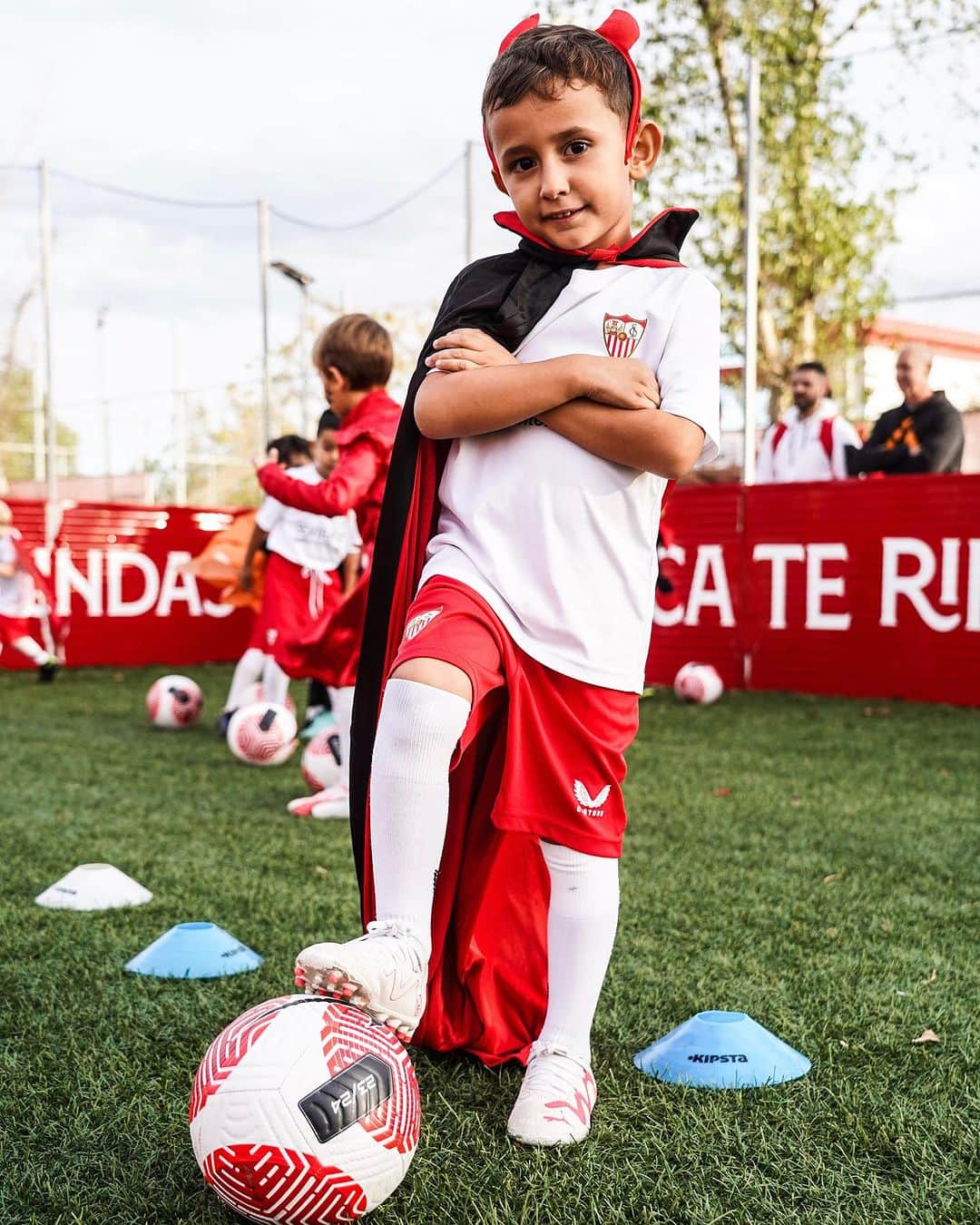セビージャFCのインスタグラム：「😍 Los niños y niñas de la Escuela Antonio Puerta se visten de gala antes de Halloween 🎃 👻   #WeareSevilla #NuncaTeRindas」