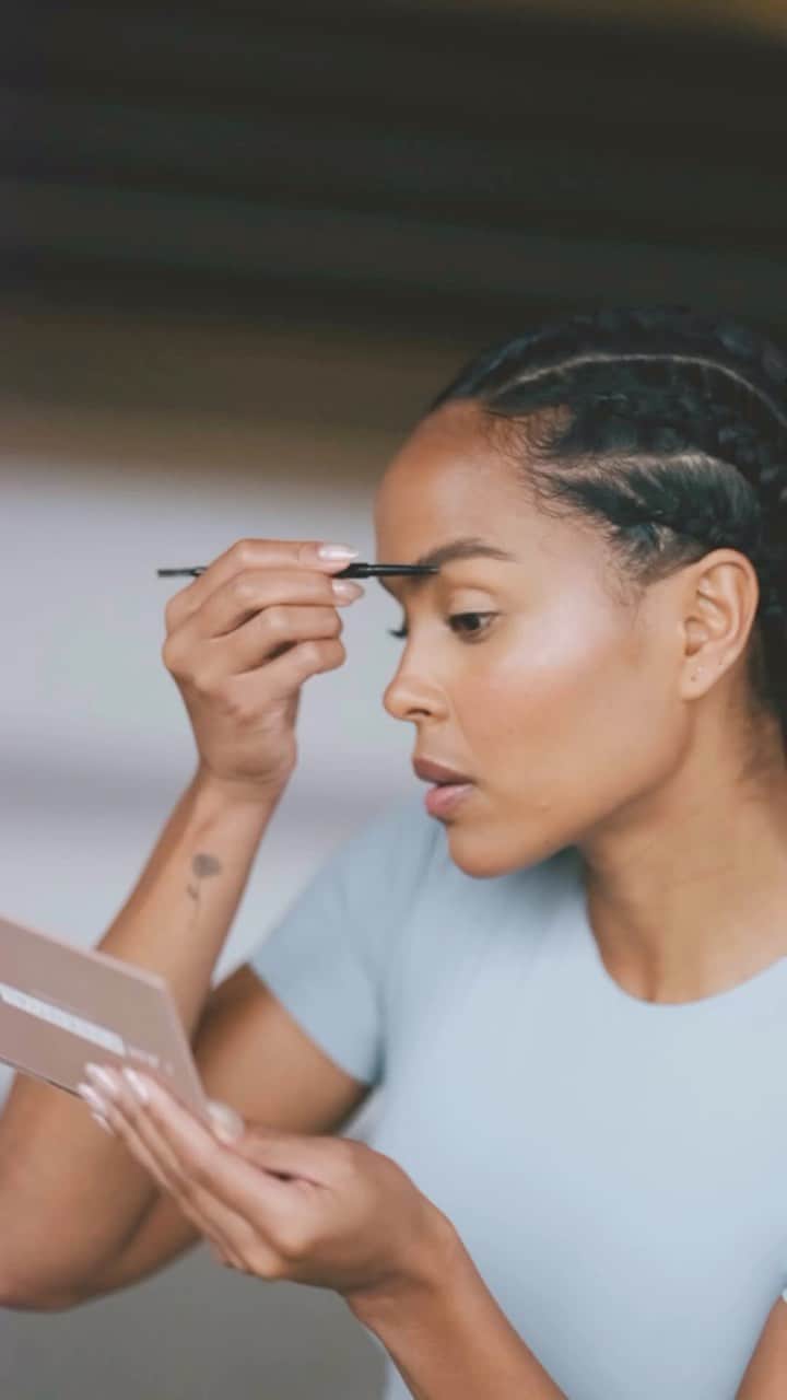 Motives Cosmeticsのインスタグラム：「Let your uniqueness shine bright - @anggiebryan gives us a glimpse into her favorite beauty trends and what makes her feel feel most confident 💫 💖 . . . #beyourself #motivescosmetics」