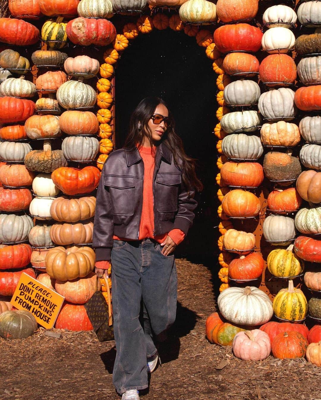 ジュリー・サリニャーナさんのインスタグラム写真 - (ジュリー・サリニャーナInstagram)「Quick stop at the pumpkin patch this weekend. Picked up some cute pumpkins for our little Halloween shoot with Matisse, can’t wait to share! 🎃   #pumpkin #pumpkinpatch #halloween」10月31日 5時46分 - sincerelyjules