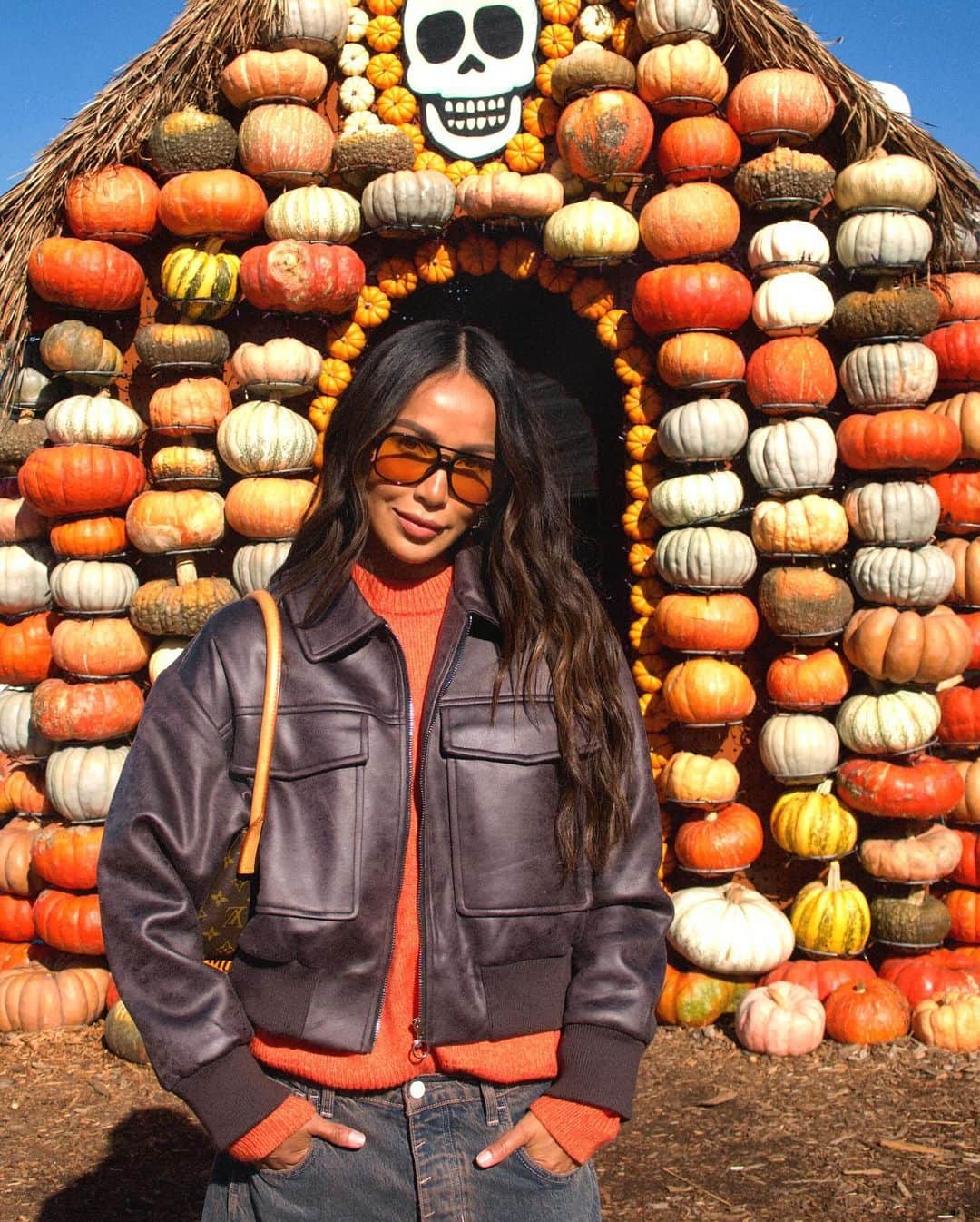 ジュリー・サリニャーナのインスタグラム：「Quick stop at the pumpkin patch this weekend. Picked up some cute pumpkins for our little Halloween shoot with Matisse, can’t wait to share! 🎃   #pumpkin #pumpkinpatch #halloween」