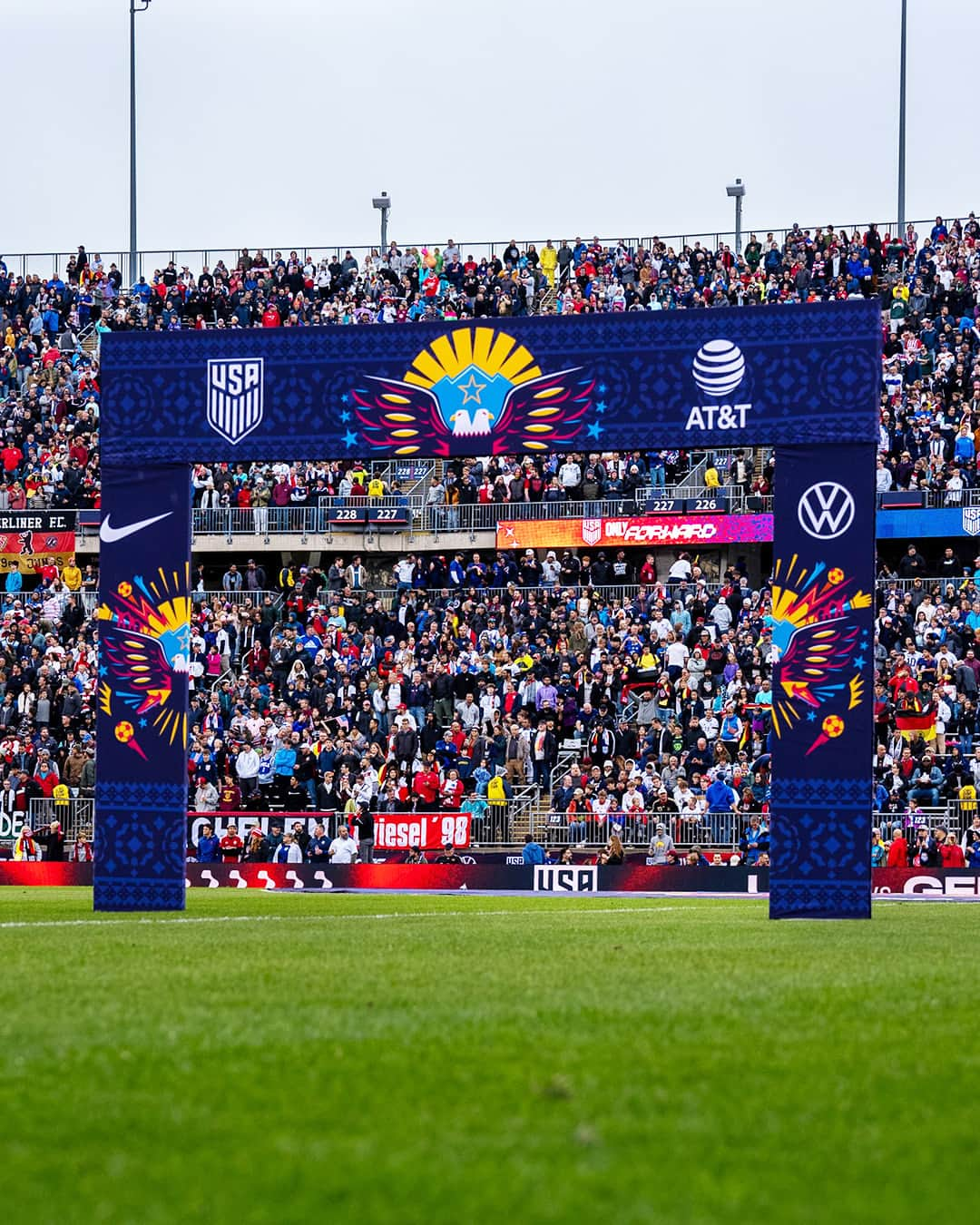 Volkswagen USAさんのインスタグラム写真 - (Volkswagen USAInstagram)「A game that brings us together. A VW that gets us there.  In collaboration with @att and the @ussf, @usmnt player @pepi_ricardo and Latinx artist @luispins teamed up to create a custom design in celebration of Hispanic Heritage Month and the diverse players who represent U.S. Soccer. We think their ode to Unity and Family looks pretty great on the Atlas, too.  #VW #VWAtlas #VWLove #HispanicHeritageMonth」10月31日 5時47分 - vw