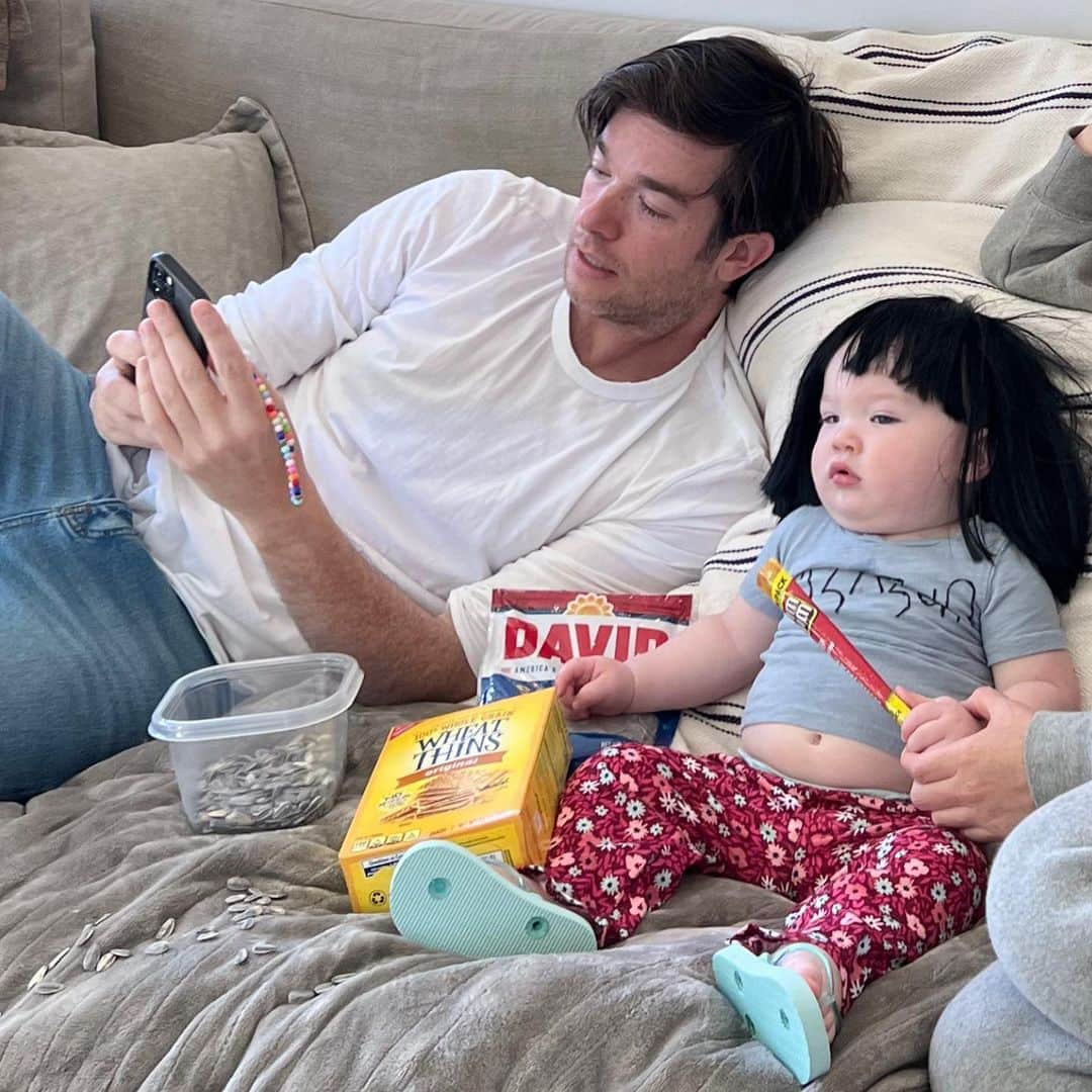 オリヴィア・マンさんのインスタグラム写真 - (オリヴィア・マンInstagram)「Halloween last year… Malcolm as my mom. Sunflower seeds everywhere ✅  Crazy long Slim Jims ✅ Snacks snacks snacks ✅✅✅ Always on her phone ✅」10月31日 5時49分 - oliviamunn