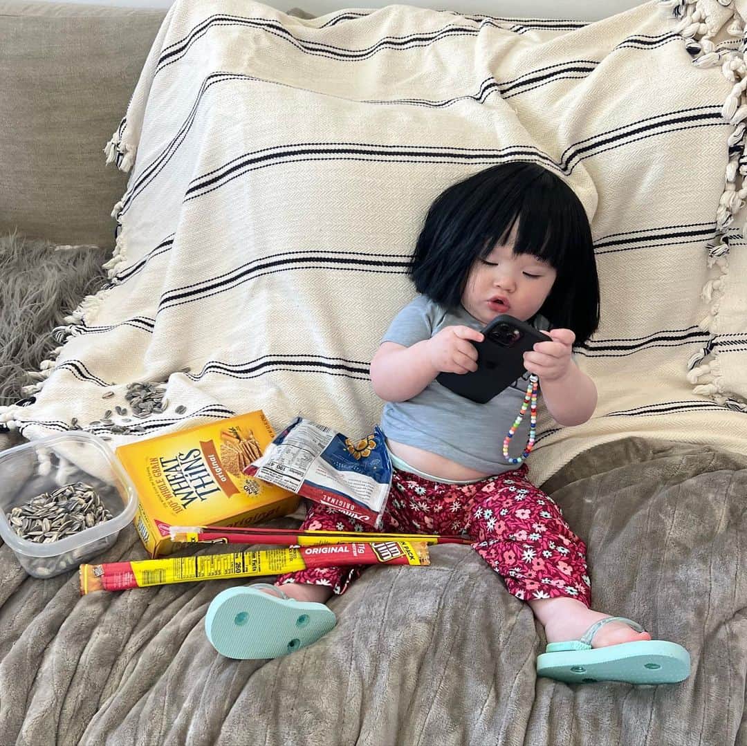 オリヴィア・マンのインスタグラム：「Halloween last year… Malcolm as my mom. Sunflower seeds everywhere ✅  Crazy long Slim Jims ✅ Snacks snacks snacks ✅✅✅ Always on her phone ✅」