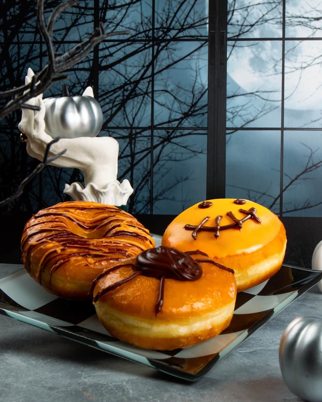 Zippy's Restaurantsのインスタグラム：「Don't be ghoulish, get these spooky good treats before they're gone! 👻 Available only on Monday, October 30th, and Tuesday, October 31st at Oahu locations only, while supplies last.  #NextStopZippys」