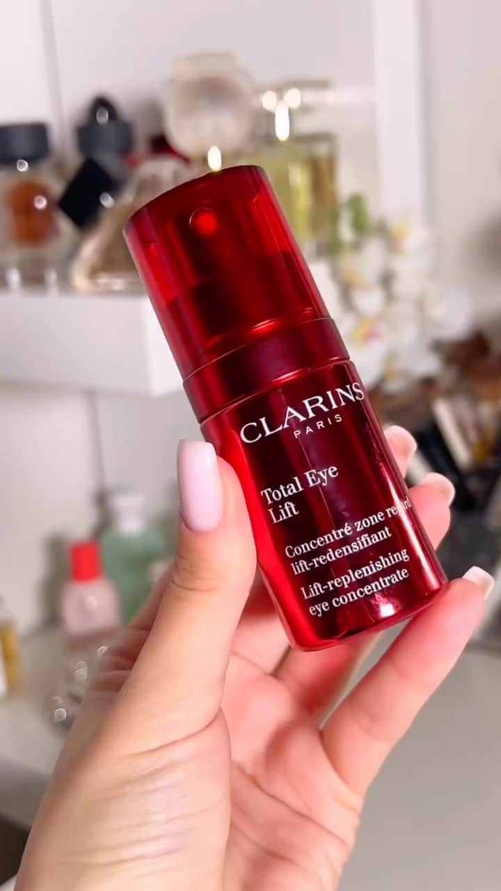 CLARINSのインスタグラム：「Nothing more satisfying than unboxing new skincare   🎥: @danielle_product_photo   #clarins #totaleyelift #skincareunboxing #unboxing」