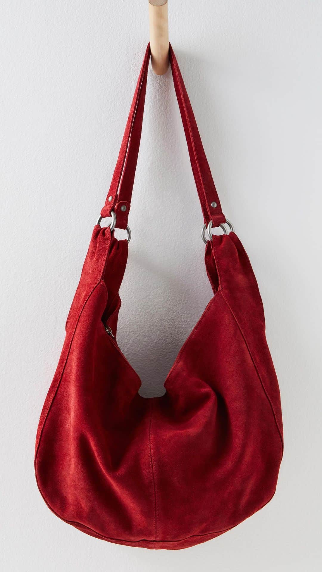 freepeopleのインスタグラム：「Today’s Gift Pick: The Roma Tote. Suede, slouchy, and under $100. Link in bio to shop.」