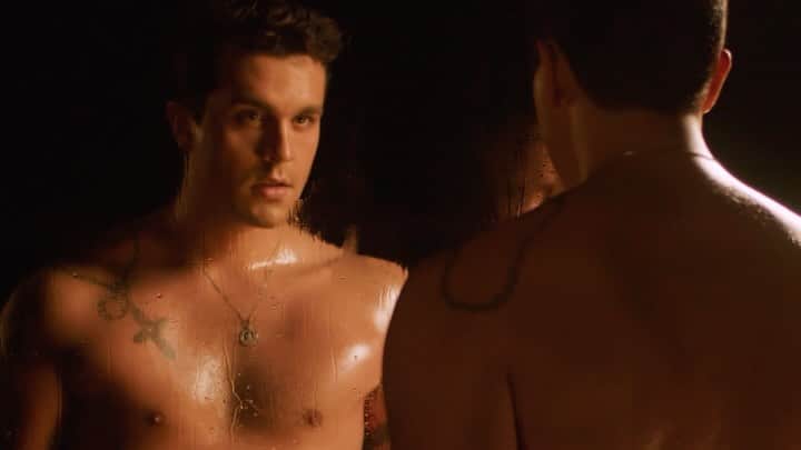 ルアン・サンタナのインスタグラム：「A espera acabou! 🔥  EL FUEGO já está entre nós!! Uma fragrância única, marcante e duradoura!  Condições únicas e exclusivas de lançamento.  Toque em “saiba mais” ou clique no link da bio para garantir o seu EL FUEGO.  “Agrupem-se ao redor do fogo!”」