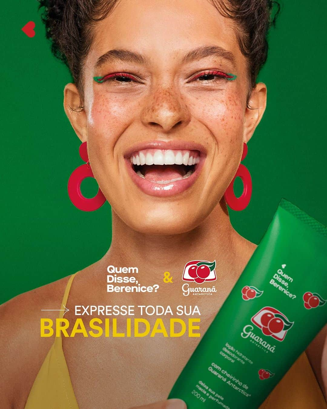 quem disse, berenice?のインスタグラム：「chegou a collab que vai deixar sua pele com um dos cheirinhos* que é a cara do Brasil. conheça a nova collab de make e skincare de @guaranaantarctica e QDB. #QDBGuarana  *Cheirinho inspirado no Guaraná Antarctica.  #ParaTodosVerem: o post é a foto de uma modelo em fundo verde, ela está segurando uma loção hidratante enquanto sorri.  sua maquiagem nos olhos é feita com delineado gráfico em vermelho e verde. no centro da imagem estão os logos de Quem Disse, Berenice? e Guaraná Antárctica, logo abaixo lemos o texto: “Expresse toda sua brasilidade”.」