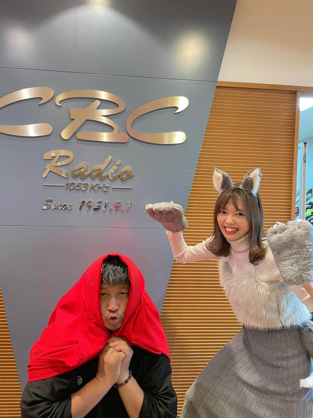 大谷ノブ彦さんのインスタグラム写真 - (大谷ノブ彦Instagram)「おはようございます  https://open.spotify.com/album/6XaDwg8sPlSBm9C3OIWtyZ?si=4xcAj4yUQMqOOeckSFj3kQ  いやー気持ちいい 似たような音楽聴いて 全然刺さらないとき あるのに タイニーヤンは聴いてる間 ずっと心地よい  新曲も  https://open.spotify.com/track/3RqITD1Mz6Ker8DBkk1wpD?si=dilOyzllQwyR9rKTRHBYIw  ハロウィン当日は 福岡劇場で漫才 平日ですが 今日学生さんの団体一行がいらっしゃいます  福岡の劇場 どんどん学生さん 企業の皆さん 団体で観に来て欲しいですね  福岡でお笑いを観る  これを文化にね  ハロウィンのコンテンツは その周辺土曜日 と本家の当日と２つありますね  日本全国 それぞれで楽しんでやるのが いいやね  ラジオで一緒に喋ってる カトリーナが用意してくれて 今年は赤ずきんちゃん  ありがとうございます 近くで見たら石油王にしか 見えなくて なんで俺がオオカミじゃないんだと  まぁ可愛らしい女性がオオカミの方が より可愛いよね カトリーナのこういうところ すごいわよね😍  久しぶりに あんかけスパを  ほうれん草とツナと 俺って結局ツナが好きなのね  CoCo壱でもツナ 回転寿司行っても 必ずツナ  マグロはそんなに食べないのに ツナは好きなんだよなぁ  手巻き寿司とか 本当ワクワクするんだけど ツナばっか巻いてたなぁ  久しく食べてないなぁ 手巻き寿司  昨日は 山浦君 中山君と報告会のような トークライブを  楽しかったです  そこでも話した 長谷雄蓮華さんの お寺 大法寺で 投げ銭の漫才ライブを 12月17日に 1日お祭りです 餅つきしたり菓子まきしたり その中で僕らも漫才を  1年間いろんなところでやってきた漫才の 汎用的に漫才やるっていうその集大成的なのを  名古屋で  名古屋は漫才のライブを 12月3日日曜日に予定してます 納屋橋の新しい場所ですね  週刊ベースボール買ったら 来年のドラフト特集  はやっ！ 宗山塁選手がどこに行くのか 気になりますなぁ  一方で戦力外になる選手のこと 考えると胸が痛みますね  そういう選手に感情移入しちゃう 年齢なのかもしれません  死や引退と向き合うことも多々増えるでしょう  せめて気持ちだけは前向きでいたいですね  また 長者町ラビットでの トークライブにいらしてくださいませ  また  #ダイノジ #ダイノジ大谷」10月31日 6時08分 - dnjbig