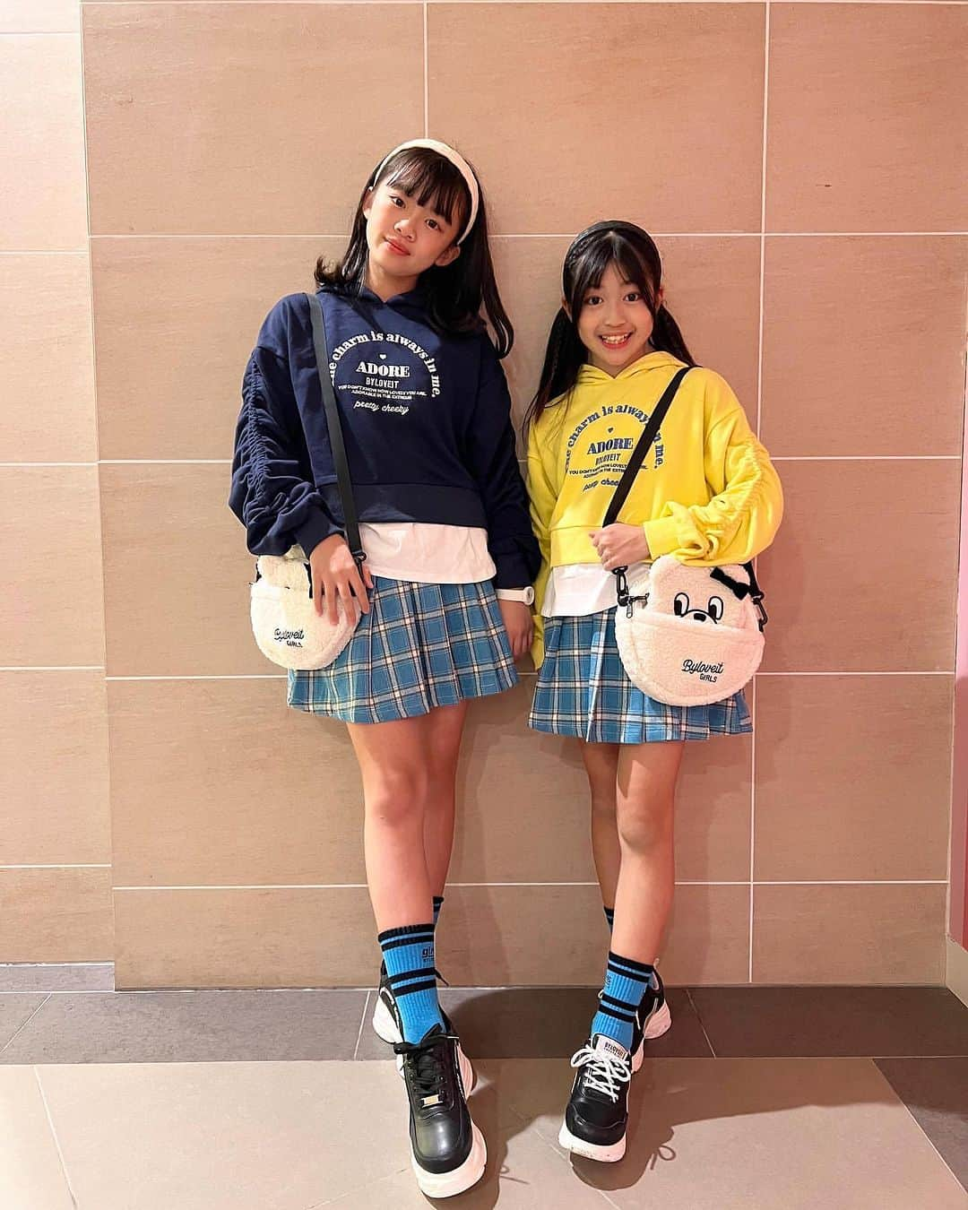 byLOVEiTのインスタグラム：「by LOVEiT♡iNSTA GIRL  りおゆあツインズコーデ♡  チェックミニの元気なスクールガールスタイル💙💛 もこものラビ子バッグがポイント🐻  yuA @yua.n__n.234  js6 137cm / 140cm着用  Rio @rios.mam  js6 150cm/160cm着用  🐻🐰🍒  バイラビコーデ、かわいい♡と思ったら保存して、バイラビ欲しいモノリストをつくろ！  🩷🩷🩷  @byloveit_official プロフィールのURLからお買い物してね！  #byloveit #バイラビット #バイラビインスタガール #小学生女子 #小学生コーデ #小学生ファッション  #小学生ママと繋がりたい #キッズコーデ女の子 #こどもふく  #js6 #js5 #js4 #js3 #js2 #js1 #160cm #150cm #140cm #130cm #120cm #うめだ阪急　#博多阪急  #ナルミヤオンライン　#zozotown   @narumiyaonline_official」