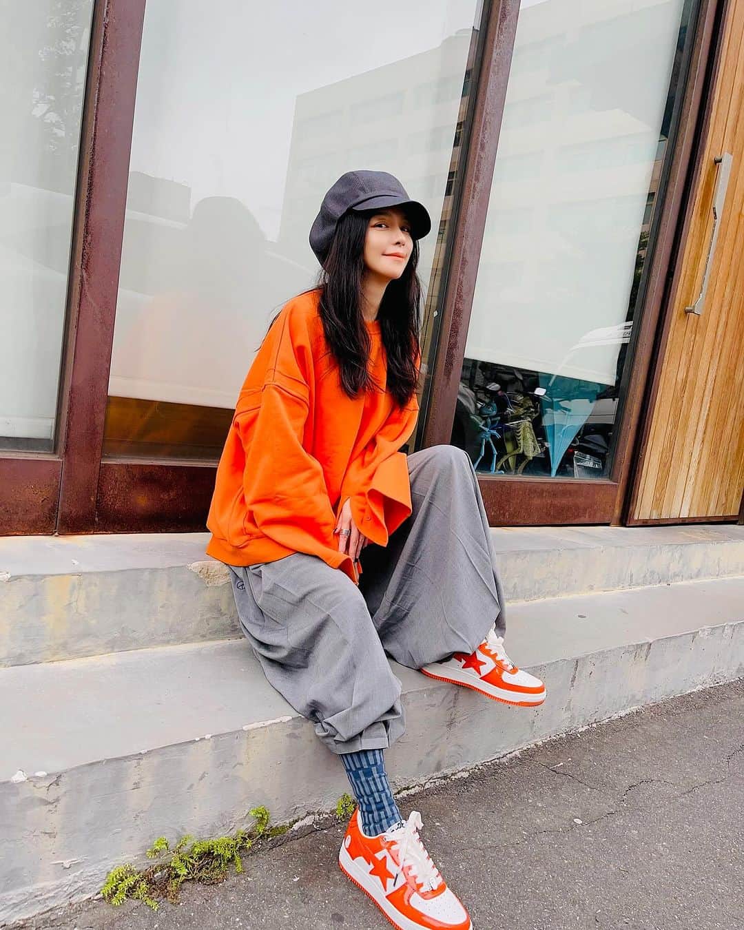 ビビアン・スーのインスタグラム：「那襪子是故意要秀出來  誰叫魏如昀家的衣服那麼好看  好橘的橘 好灰的灰  #專輯錄一半了喔 #OOTD #アルバムもう半分録ったよ  靴下はわざと出したからね。 魏如昀ちゃんのブランドがこんなに可愛いからシェアしないと。 オレンジなオレンジ、 グレーなグレー。  @qqqqqueen  @retem03」