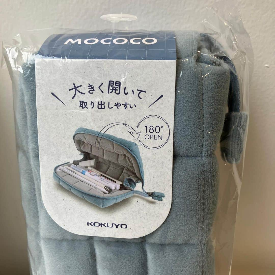 コクヨのぶんぐさんのインスタグラム写真 - (コクヨのぶんぐInstagram)「新商品！　#モココ  ＜どんな商品？＞ 可愛らしいモコモコしたデザインで触り心地がよく、大きく開く開口部で出し入れがしやすいペンケース  モコモコ…可愛い…💞 みなさん何色がお好みですか？？  ＜特長＞ ①マシュマロのようなモコモコ・ふわふわとした触り心地 生地の内側と外側の両方にモコモコ・ふわふわしたキルティング風な加工を施し、かわいらしい見た目とマシュマロのような触り心地のよさを追求しました🥰  ②180度に開いて出し入れがしやすい開口部 　開口部が180度に開くことで消しゴムや修正テープなどの小物も探しやすく、目的のペンや文具にすぐアクセスできます。ペンの収容本数の目安は約12本です！  ＜商品情報＞ ■発売予定：2023年11月1日（水） ■メーカー希望小売価格（消費税抜）：1,400円 ■商品HP： https://kokuyo.jp/pr/mococo/ ■収容目安:ペン約12本    #study #studywithme #文房具 #文具 #文具沼 #文具好き #文房具好き #文房具好きな人と繋がりたい #文具女子 #勉強垢 #勉強垢さんと繋がりたい #受験生 #ステーショナリー #stationery #コクヨ #kokuyo #コクヨのぶんぐ #ツールペンケース  #ペンケース #ペンケースの中身 #筆箱紹介 #pencase #筆箱 #筆箱紹介 #筆箱の中身」10月31日 11時39分 - kokuyo_st