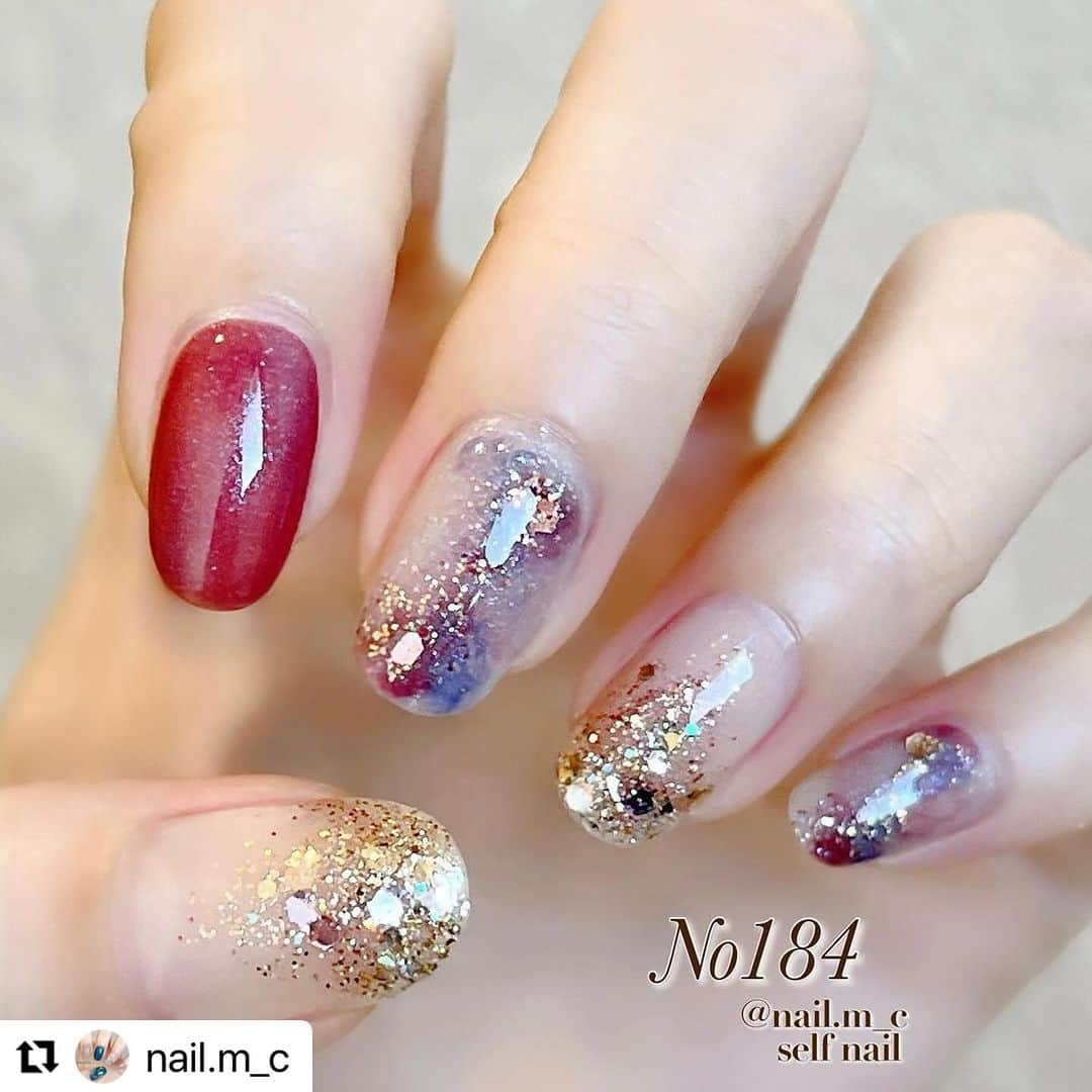 【PLANET NAIL（プラネット ネイル）】公式さんのインスタグラム写真 - (【PLANET NAIL（プラネット ネイル）】公式Instagram)「✰✰✰✰✰✰✰✰✰✰✰✰ PLANET Girl🪐 @nail.m_c さま♡  PLB16 シリウスの光線 PLB27 銀河の遊歩道 を使ったなんとも言えないグラデーション ネイルデザインをご紹介します🥺🩷🩷🩷 ╍ ╍ ╍ ╍ ╍ ╍ ╍ ╍ ╍ ╍ ╍ ╍ ╍  ⬇︎使用したネイルの名前は下に書いてます⬇︎  No.184 🍓🫐☃️  *𓂃 𓈒𓏸𑁍  𝙉𝘼𝙄𝙇 𝙂𝙊𝙊𝘿𝙎*𓂃 𓈒𓏸𑁍   a.pa ネイルプレミアム E004 b.pa ネイルプレミアム E008 c.pa ネイルプレミアム E011 d.PLANET NAIL #シリウスの光線 PLB16 e.PLANET NAIL #銀河の遊歩道 PLB27  *𓂃 𓈒𓏸𑁍 *𓂃 𓈒𓏸𑁍 *𓂃 𓈒𓏸𑁍  . . . 透け感の高いネイル（paネイル）と キラキラ感の強いネイル（PLANET NAIL）で 輝きの強いニュアンスネイルになります！！ レッドとブルーの暖色と寒色の 両方を使った色味がお気に入りです❤︎ . . . おすすめネイルカラーなど 【LIPS】まっこ＊self nail に載せています𓂃◌𓈒𓐍 𓈒 よかったら見てください𖤣𖥧𖥣𖡡𖥧𖤣  #paネイル #panail #PLANETNAIL #ラメネイル部 #ラメネイル #きらきらネイル #キラキラネイル #ピンクネイル #ブルーネイル #つやネイル #セルフネイル #selfnail #ニュアンスネイル #冬ネイル #大人ネイル #オフィスネイル」10月31日 11時40分 - planet.jp