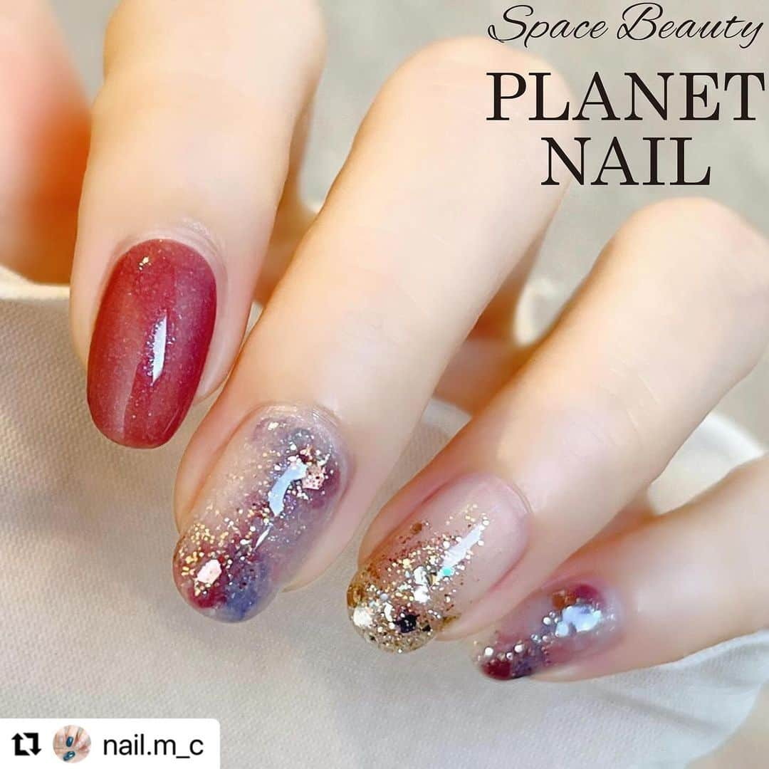 【PLANET NAIL（プラネット ネイル）】公式さんのインスタグラム写真 - (【PLANET NAIL（プラネット ネイル）】公式Instagram)「✰✰✰✰✰✰✰✰✰✰✰✰ PLANET Girl🪐 @nail.m_c さま♡  PLB16 シリウスの光線 PLB27 銀河の遊歩道 を使ったなんとも言えないグラデーション ネイルデザインをご紹介します🥺🩷🩷🩷 ╍ ╍ ╍ ╍ ╍ ╍ ╍ ╍ ╍ ╍ ╍ ╍ ╍  ⬇︎使用したネイルの名前は下に書いてます⬇︎  No.184 🍓🫐☃️  *𓂃 𓈒𓏸𑁍  𝙉𝘼𝙄𝙇 𝙂𝙊𝙊𝘿𝙎*𓂃 𓈒𓏸𑁍   a.pa ネイルプレミアム E004 b.pa ネイルプレミアム E008 c.pa ネイルプレミアム E011 d.PLANET NAIL #シリウスの光線 PLB16 e.PLANET NAIL #銀河の遊歩道 PLB27  *𓂃 𓈒𓏸𑁍 *𓂃 𓈒𓏸𑁍 *𓂃 𓈒𓏸𑁍  . . . 透け感の高いネイル（paネイル）と キラキラ感の強いネイル（PLANET NAIL）で 輝きの強いニュアンスネイルになります！！ レッドとブルーの暖色と寒色の 両方を使った色味がお気に入りです❤︎ . . . おすすめネイルカラーなど 【LIPS】まっこ＊self nail に載せています𓂃◌𓈒𓐍 𓈒 よかったら見てください𖤣𖥧𖥣𖡡𖥧𖤣  #paネイル #panail #PLANETNAIL #ラメネイル部 #ラメネイル #きらきらネイル #キラキラネイル #ピンクネイル #ブルーネイル #つやネイル #セルフネイル #selfnail #ニュアンスネイル #冬ネイル #大人ネイル #オフィスネイル」10月31日 11時40分 - planet.jp