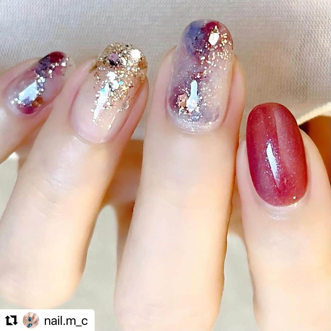 【PLANET NAIL（プラネット ネイル）】公式さんのインスタグラム写真 - (【PLANET NAIL（プラネット ネイル）】公式Instagram)「✰✰✰✰✰✰✰✰✰✰✰✰ PLANET Girl🪐 @nail.m_c さま♡  PLB16 シリウスの光線 PLB27 銀河の遊歩道 を使ったなんとも言えないグラデーション ネイルデザインをご紹介します🥺🩷🩷🩷 ╍ ╍ ╍ ╍ ╍ ╍ ╍ ╍ ╍ ╍ ╍ ╍ ╍  ⬇︎使用したネイルの名前は下に書いてます⬇︎  No.184 🍓🫐☃️  *𓂃 𓈒𓏸𑁍  𝙉𝘼𝙄𝙇 𝙂𝙊𝙊𝘿𝙎*𓂃 𓈒𓏸𑁍   a.pa ネイルプレミアム E004 b.pa ネイルプレミアム E008 c.pa ネイルプレミアム E011 d.PLANET NAIL #シリウスの光線 PLB16 e.PLANET NAIL #銀河の遊歩道 PLB27  *𓂃 𓈒𓏸𑁍 *𓂃 𓈒𓏸𑁍 *𓂃 𓈒𓏸𑁍  . . . 透け感の高いネイル（paネイル）と キラキラ感の強いネイル（PLANET NAIL）で 輝きの強いニュアンスネイルになります！！ レッドとブルーの暖色と寒色の 両方を使った色味がお気に入りです❤︎ . . . おすすめネイルカラーなど 【LIPS】まっこ＊self nail に載せています𓂃◌𓈒𓐍 𓈒 よかったら見てください𖤣𖥧𖥣𖡡𖥧𖤣  #paネイル #panail #PLANETNAIL #ラメネイル部 #ラメネイル #きらきらネイル #キラキラネイル #ピンクネイル #ブルーネイル #つやネイル #セルフネイル #selfnail #ニュアンスネイル #冬ネイル #大人ネイル #オフィスネイル」10月31日 11時40分 - planet.jp