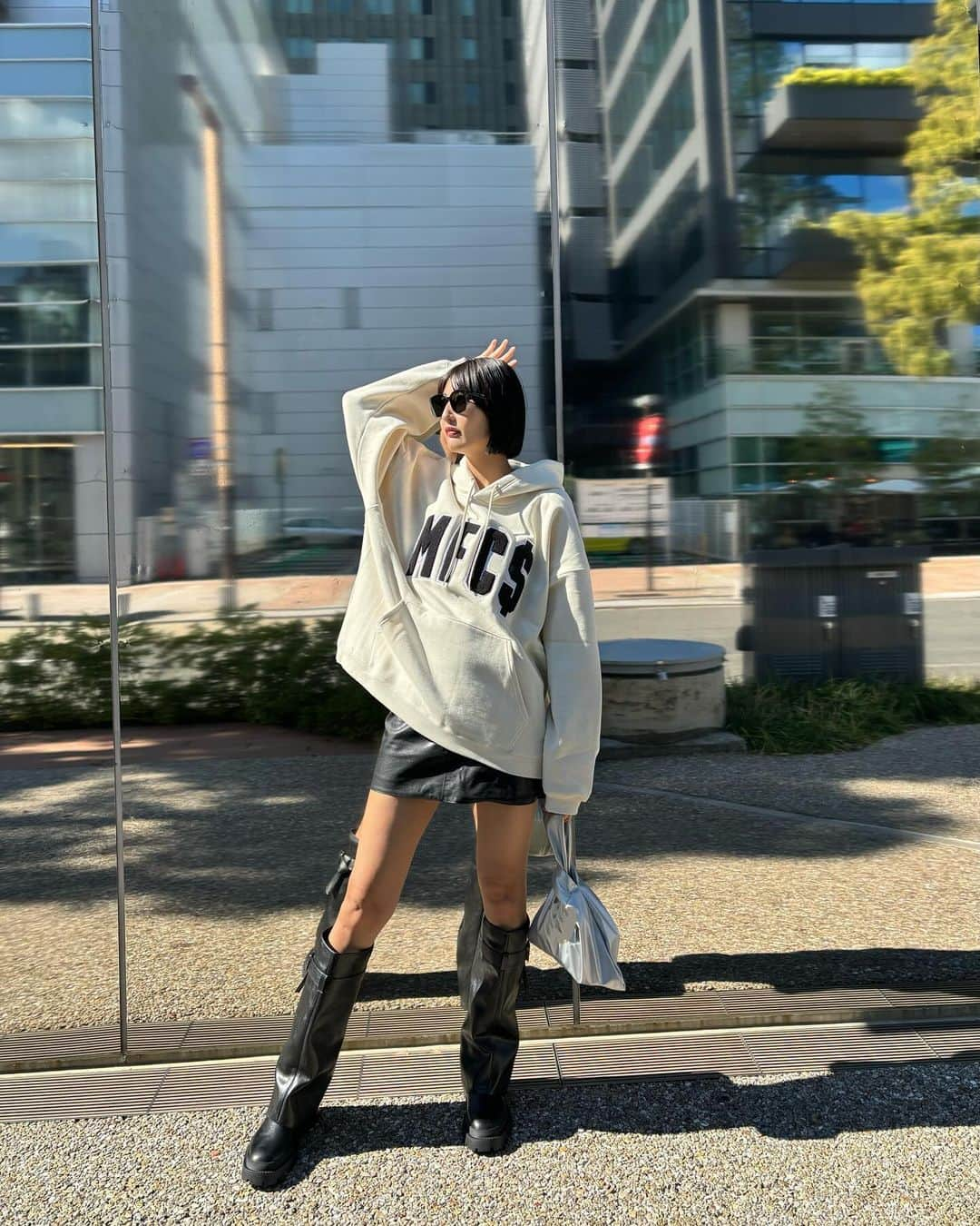 Lisaさんのインスタグラム写真 - (LisaInstagram)「. めっちゃ可愛いお気に入りパーカー🖤🩶  サイズ感とこのダボってしたフードが かなり好み🥹  私は大きめな感じで着たいのでXLにしました🙋🏼‍♀️ ZARAのブーツも今年っぽくてお気に入り🫶🏻  #ootd#mfcstore」10月31日 11時41分 - lisarobintweety