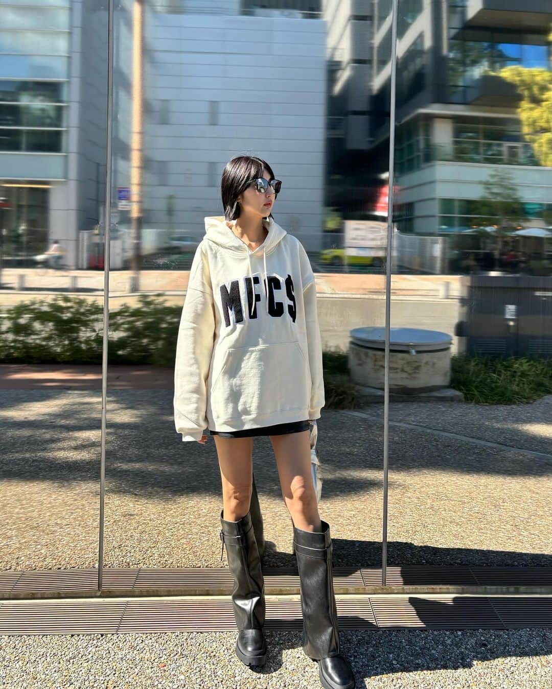 Lisaさんのインスタグラム写真 - (LisaInstagram)「. めっちゃ可愛いお気に入りパーカー🖤🩶  サイズ感とこのダボってしたフードが かなり好み🥹  私は大きめな感じで着たいのでXLにしました🙋🏼‍♀️ ZARAのブーツも今年っぽくてお気に入り🫶🏻  #ootd#mfcstore」10月31日 11時41分 - lisarobintweety
