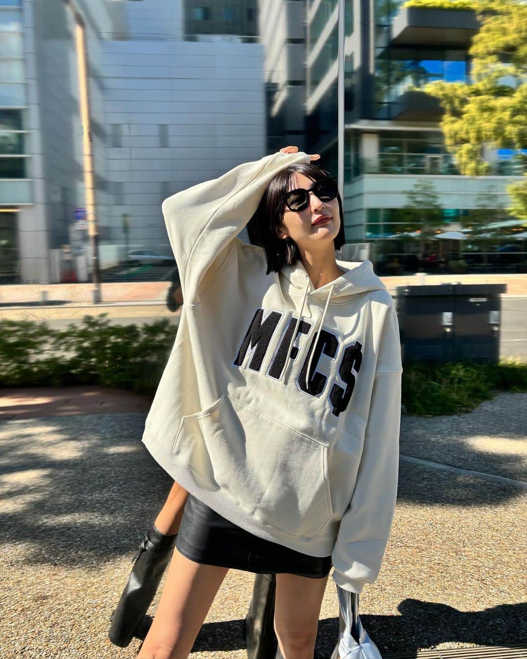 Lisaさんのインスタグラム写真 - (LisaInstagram)「. めっちゃ可愛いお気に入りパーカー🖤🩶  サイズ感とこのダボってしたフードが かなり好み🥹  私は大きめな感じで着たいのでXLにしました🙋🏼‍♀️ ZARAのブーツも今年っぽくてお気に入り🫶🏻  #ootd#mfcstore」10月31日 11時41分 - lisarobintweety