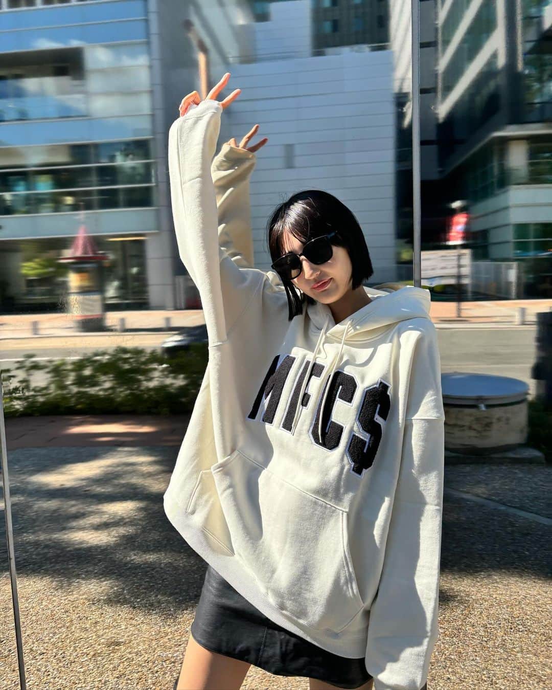 Lisaさんのインスタグラム写真 - (LisaInstagram)「. めっちゃ可愛いお気に入りパーカー🖤🩶  サイズ感とこのダボってしたフードが かなり好み🥹  私は大きめな感じで着たいのでXLにしました🙋🏼‍♀️ ZARAのブーツも今年っぽくてお気に入り🫶🏻  #ootd#mfcstore」10月31日 11時41分 - lisarobintweety