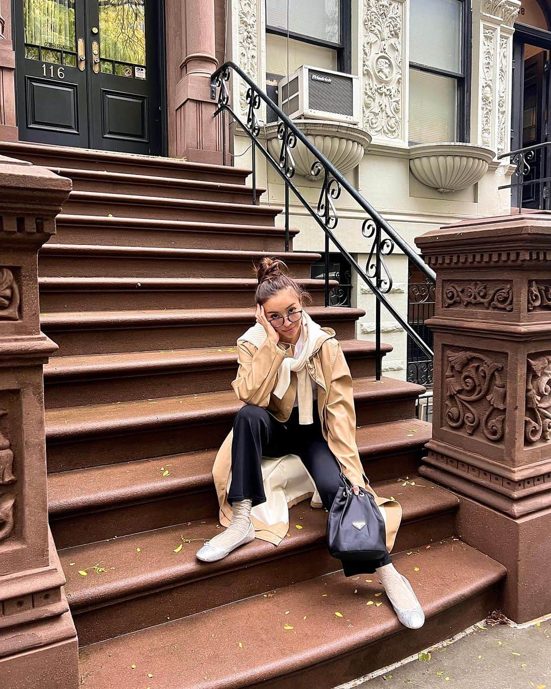 satoprimoのインスタグラム：「NYといったらストープ付きのタウンハウスかわい🧡🎃  #nyc #townhouse #gardenapartment」