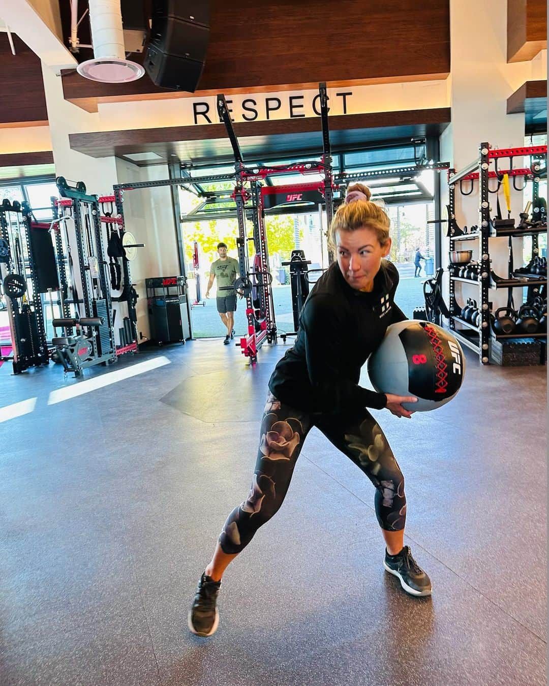 ミーシャ・テイトのインスタグラム：「Throw what you got into this week! ⠀ ⠀ ⠀ #Mondaymotivation #ufcperformancecenter  @ufcpi」