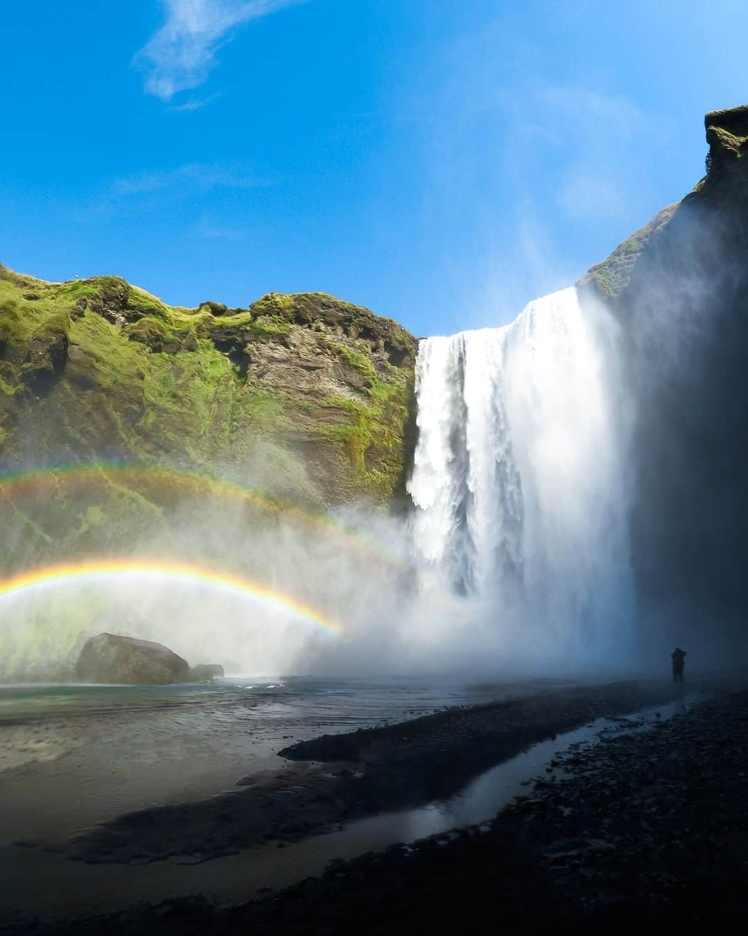 のインスタグラム：「Photo of the Day: Wetter is better 🌈 #GoProAwards recipient @mollybblack is scoring $250 for taking her GoPro into the mist.  #GoPro #GoProTravel #Iceland #Waterfall #Travel #TravelPhotography #Skogafoss」