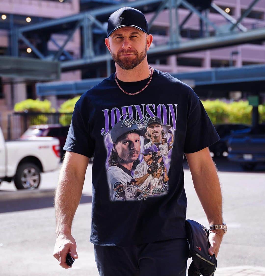 アリゾナ・ダイヤモンドバックスのインスタグラム：「You might be cool, but you’ll never be @evan.longoria3 showing up to Game 3 of the #WorldSeries in a throwback @rj51photos shirt cool. 🔥」