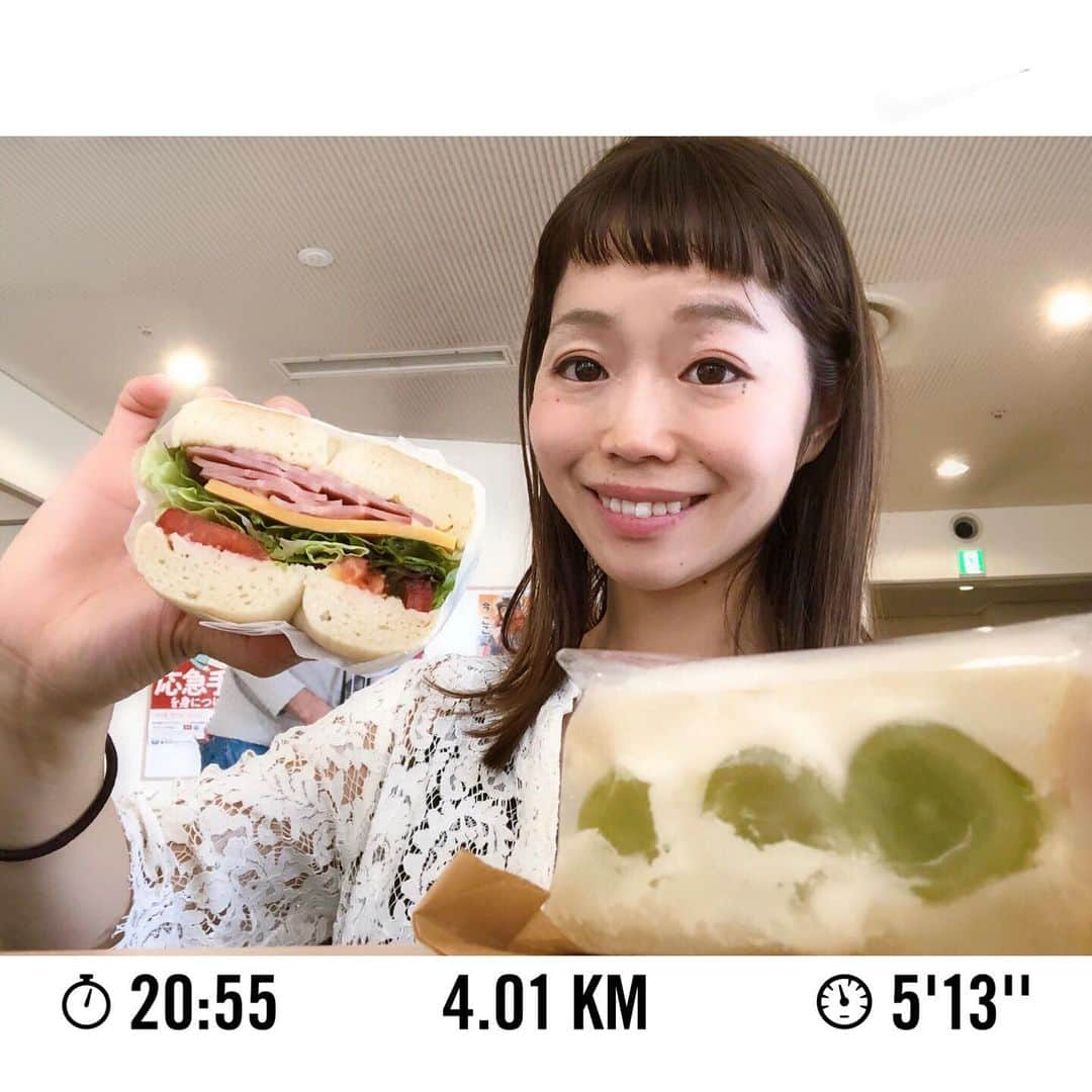 遠藤朋美のインスタグラム：「消防博物館のランチスペースでいただいたのはエイミーサンドイッチの絶品サンド達です。  ドディです、こんにちは  前回の投稿で消防車について書かせていただきましたが 四谷三丁目駅にある消防博物館はエイミーサンドイッチのある新宿駅より3駅。  まずはサンドイッチをテイクアウトさせてもらってから向かいました。  新宿ルミネ1の店舗に到着すると、フルーツサンドや塩パン、あんバターパンなどなど 見るだけで美味しそうなサンドが並んでいます。  季節のフルーツサンドにシャインマスカットが入っている贅沢サンドに 大西さんも大喜びし「これ食べたい。」 と言われたため、こちら含め、あんバターサンドにBTLC(ベーコントマトレタスチーズ)に食パンに テイクアウトさせていただきました。  消防博物館で消防車を見てあっという間で時間が過ぎ この日のもう一つの楽しみ、エイミーサンドのサンドイッチをいただきました  BTLCはベーグル生地なのですが生地がもっちりしており美味しいです。  フルーツサンドは、生地のパンがふわふわでケーキみたいなサンドで シャインマスカットと贅沢な気持ちになります。  あんバターサンドは塩パン生地にあんことバターが挟んであるものなのですが 一口いただくとサクッとした表面の生地から濃厚なあんバターが口に広がります。  お、、、美味しい。  サンドイッチの中身も美味しいのですが、 なによりも全部パン生地が美味しいです。  一家でとても楽しいランチの時間になりました。  次は新宿御苑でのピクニックなんかでも立ち寄らせていただきたいです。  ご馳走様でした。  PR @eimysandwich #eimysandwichルミネ新宿店 #eimysandwich #プレミアムサンドウィッチ #サンドウィッチ専門店 #新宿パン #新宿パン屋 #新宿ランチ #新宿テイクアウト  ◎ランニング日記◎ はい。寝坊した。けど無理矢理走る土曜の朝。  用事もあるのでさくっと4km。  そんなこんなで少し急いでみたところ なんと、なんと、なんと久しぶりにラスト1km5分きれました。  すこーしずつ、すこーしずつ足が戻ってきているんですね。  寝坊して、非常に中途半端な距離ですが 満足でした。  涼しいので汗もかかないしシャワーありなくて良いや。しめしめ。と走っている時は感じましたが 走り終えて止まると滝汗でした。  あとスピード出して走ると身体の厚みが薄くなるのでちょっと嬉しいです。  #ドディ　#世界を走れドディ #ランニング女子 #ランニング  #マラソン #running #Marathon  #走るの好きな人と繋がりたい #宮古島　#宮古島ハーフマラソン」