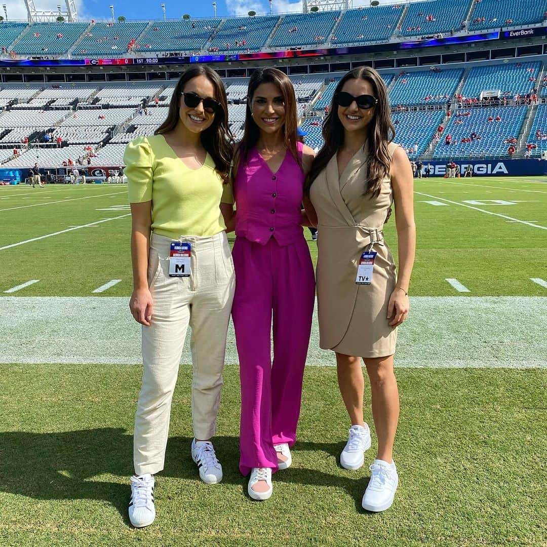 ジェニー・デルのインスタグラム：「A moment for the ladies of @cbssports 👑 @emilyproud_  @jacdeaug  #GeorgiaFlorida」