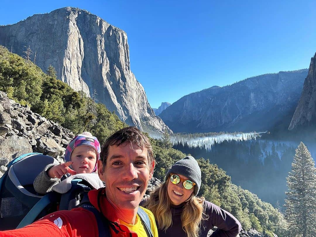 アレックス・オノルドのインスタグラム：「Big update from Yosemite season: baby June has learned how to say “El Cap.” And cutely, she occasionally waves and says, “hello, El Cap.” Photo from the old 120 trail above the woodyard. Controlled burns creating the layer of smoke in the Valley floor.」