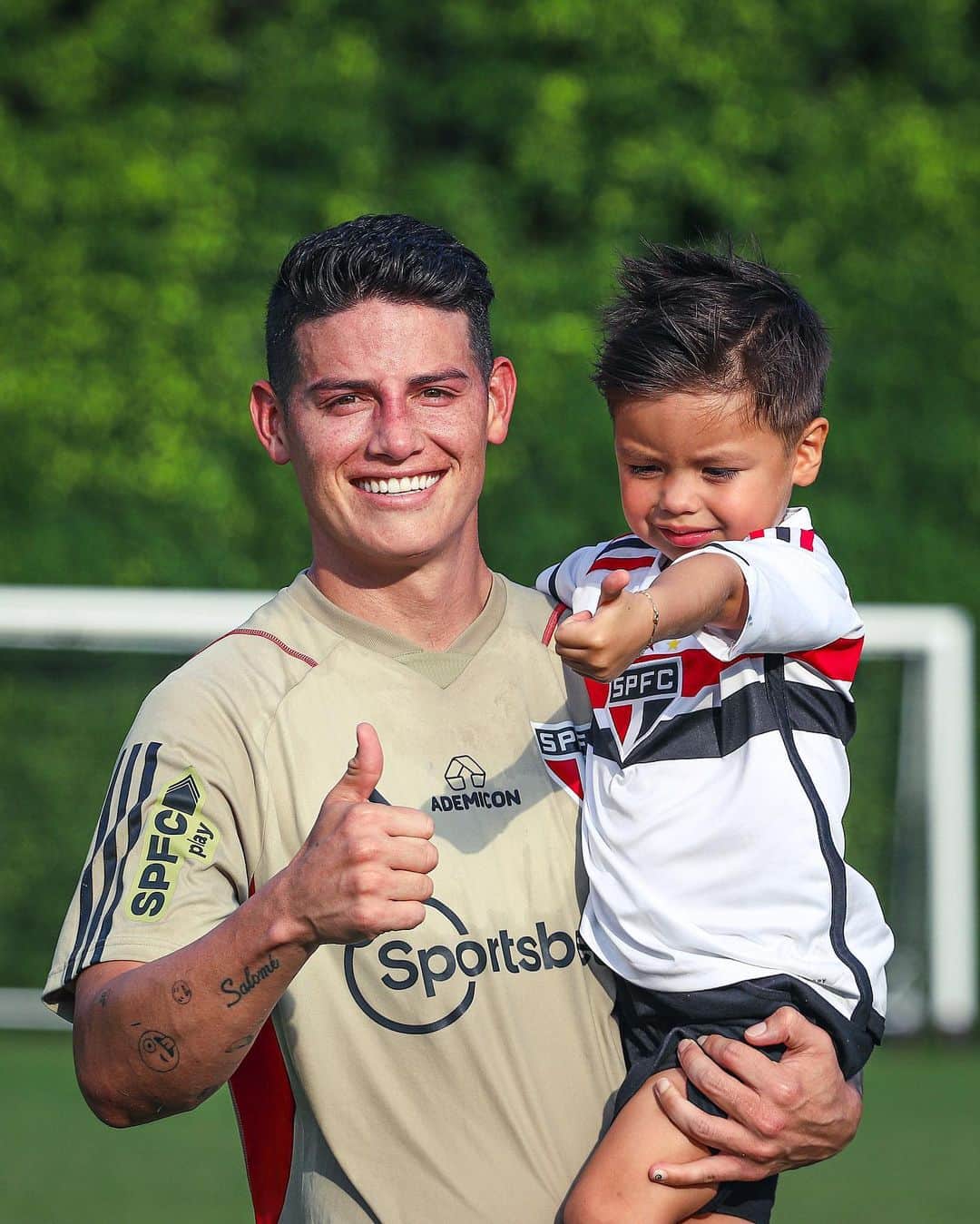 São Paulo FCのインスタグラム：「😀👍 O pequeno Samuel veio acompanhar o papai no trabalho.  #VamosSãoPaulo 🇾🇪」