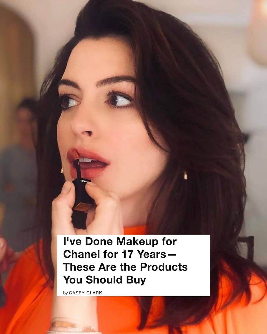 WHO WHAT WEARのインスタグラム：「One of our favorite ways to discover new beauty products? Seeing what's in a makeup artist's bag. We spoke to @kateleemakeup, a Chanel makeup artist who has worked on the likes of Anne Hathaway and Emma Chamberlain, to get the scoop on her must-have products from the brand. From the cult-favorite Multi-Use Glow Stick to the Les Beiges Bronzing Cream, head to the link in bio for Lee's tried-and-true favorites that are mainstays in her kit. photo: @kateleemakeup」