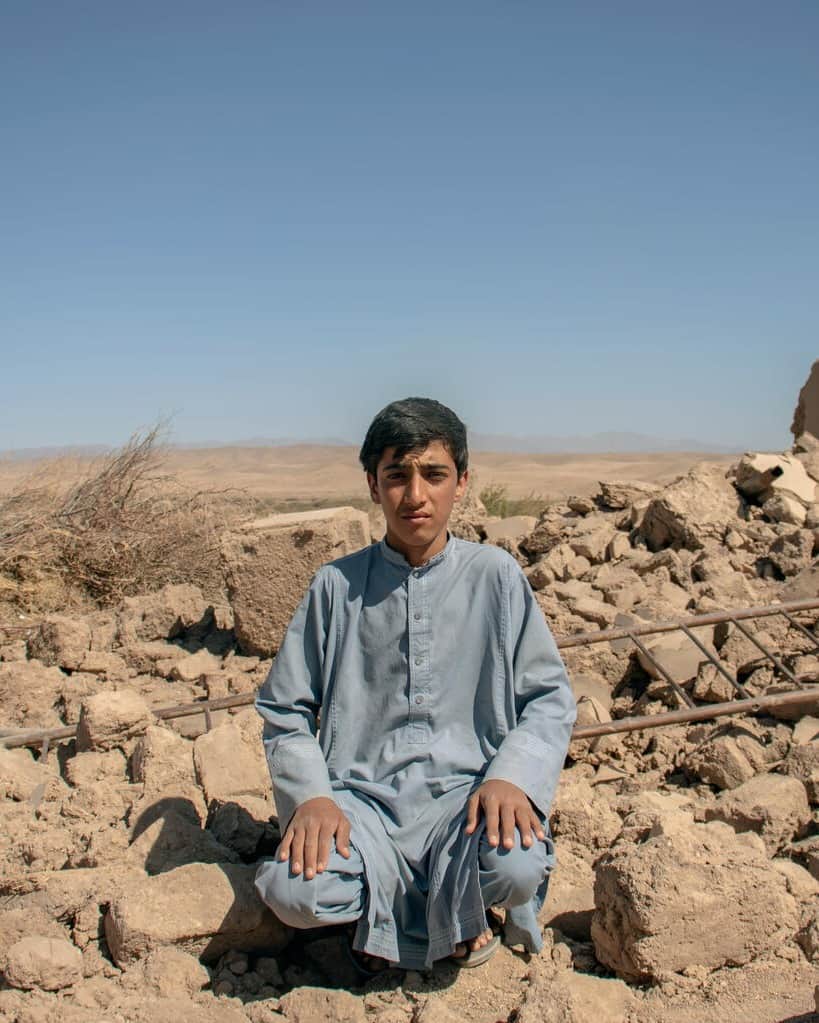unicefのインスタグラム：「In Afghanistan, children and families are enduring the heart-wrenching aftermath of relentless earthquakes and aftershocks.  They've had to bear the unbearable, many losing both their loved ones and their homes.  UNICEF is on the ground providing emergency relief, including shelter, medical supplies, and psychosocial support, but more help is urgently needed.  Click the link in our bio to make a donation today.  © UNICEF/UNI452522/UNI453775/UNI452513/」