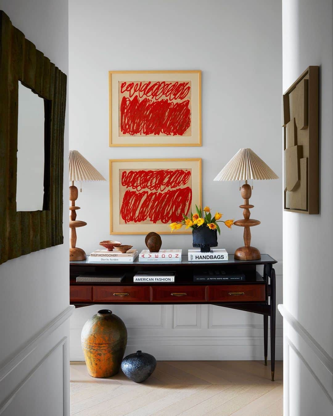 ELLE DECORのインスタグラム：「Haven’t you heard? Fashion mogul Christian Siriano (@csiriano) hunts for furniture. “I shop a lot,” he says. “I basically buy as many pieces as possible. And then hopefully somebody will like them.” Recently, he found a home for his treasures in the chic Manhattan apartment he designed for a close friend. In the hallway, an Art Deco console holds books, objects, and a pair of lamps by @athenacalderone for @crateandbarrel.   Click the link in the bio to tour the rest of this fashionable apartment, as featured in our November 2023 issue. Written by @julie_coe. Photographed by @timlenzphoto.」