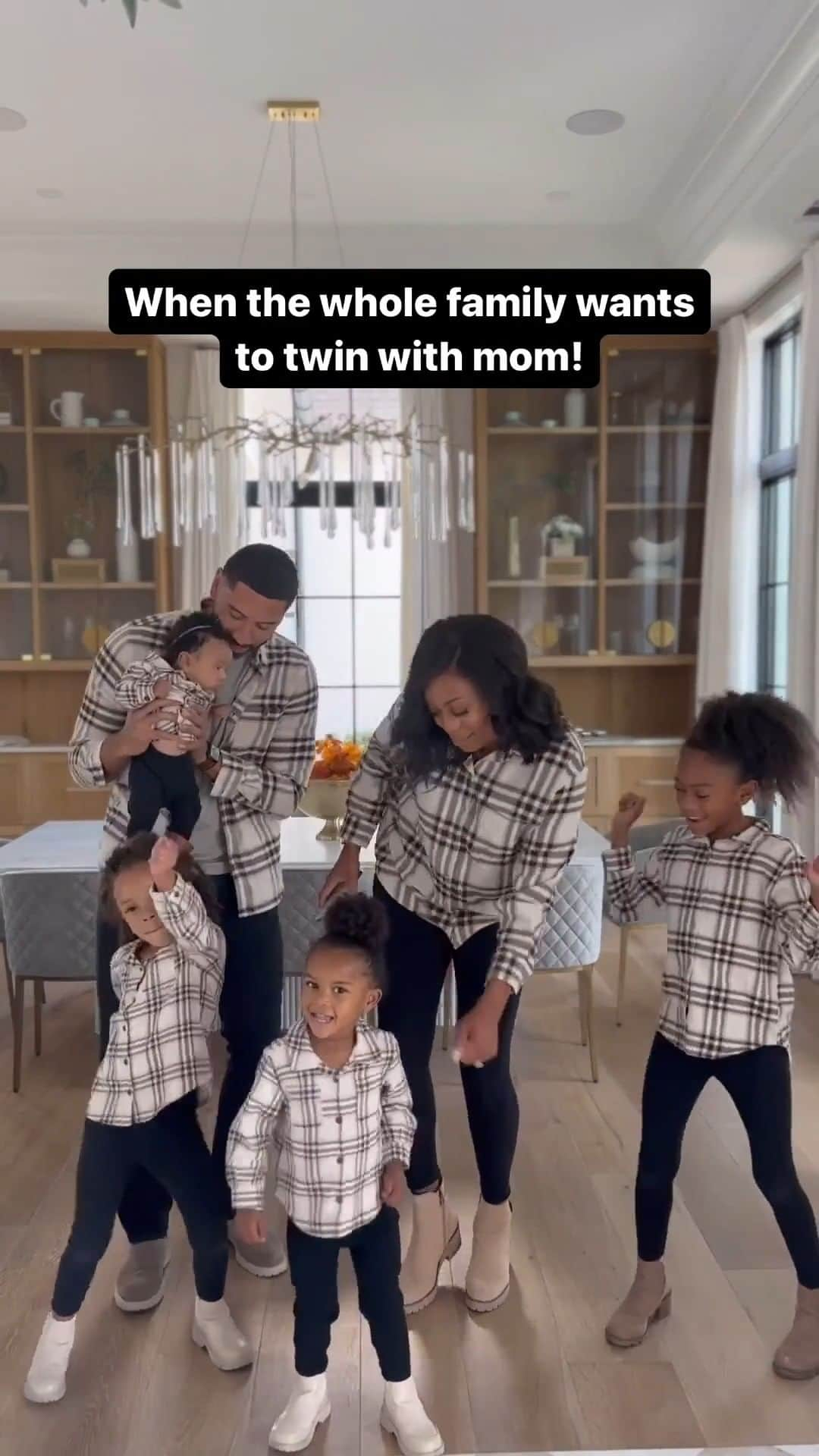 Old Navyのインスタグラム：「wait for the teeniest flannel ever 🥹  #spottedinoldnavy 🖤 @brittfusilier  #momswag #familymatching #danceparty」