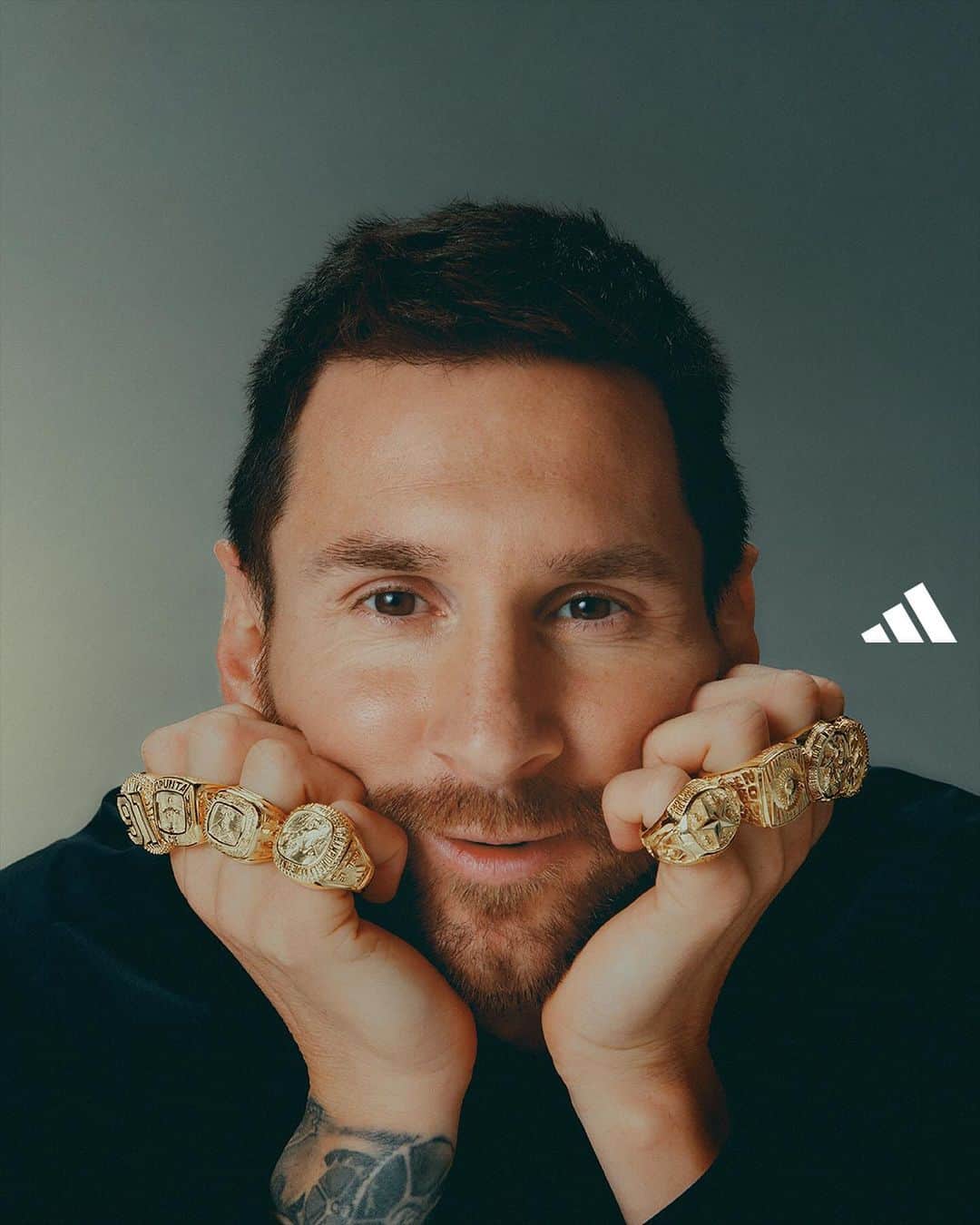 のインスタグラム：「countless memories, eight rings, zero doubt.​ ​ innumerables recuerdos, ocho anillos, cero dudas.」