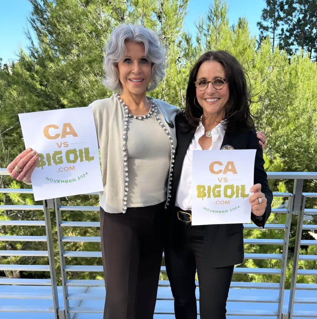 ジェーン・フォンダのインスタグラム：「Thrilled to come together to fight Big Oil’s effort to continue their toxic oil drilling in our neighborhoods. Will you join us? Click the link in Jane’s bio to get involved.  Last year, California passed a law that forces Big Oil to upgrade existing oil wells within 3200 feet of schools, playgrounds, parks, hospitals, and homes to sharply reduce toxic pollution. It also keeps new, polluting drilling sites from being built in the area. Now, Big Oil is spending millions of dollars to try and overturn the law.  Follow @cavsbigoil for more on how to keep the law that protects us. CAvsBigOil.com」