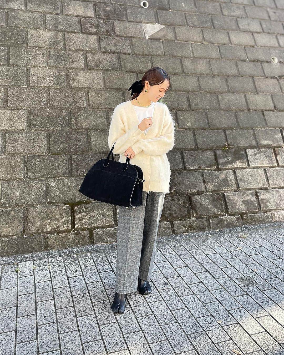 鈴木優美 のインスタグラム：「先日の。 最近本当に怒涛の日々過ぎすぎて、ストーリーばかり💦 元々日記のように投稿していたインスタなのに… 写真は束の間の夫婦時間、と言っても買い出しのタイミングで😂笑 @naturalbeautybasic_official のふわふわローゲージカーデにチェックパンツ、タビブーツを合わせて甘モード風🖤 柔らか暖かなカーディガン、展示会で @7kitagawa さんが着られていて一目惚れ😍 私はアイボリーにしました！ ベロアリボンシュシュは久々に楽天で購入。 (全然マラソンとかしていないですが😅) 毎朝ヘビロテです✌️ . そして！ 子ども達の運動会、ハロウィンパーティーが終わり、イベントもひと段落🎃💕 あっという間にクリスマスシーズン到来ですね、、🎄 ということで今日も頑張ろう✊ . . . . . . . . #モノトーンコーデ #モノトーン #naturalbeautybasic #uniqlo #uniqloines #maisonmargiela #therow #ナチュラルビューティーベーシック #ユニクロイネス #ユニクロ #マルジェラ #タビブーツ #ザロウ #楽天」