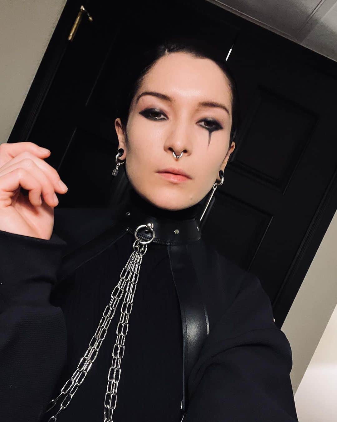 マヤ・ジェーン・コールスのインスタグラム：「Halloween is the time to be extra goth 😌🎃👻 (📷 El Paso on Sat when I had 5 mins to get ready)  Additional note - thank you to the super cute crowd / crew @weaponsofpleasure , my first time in El Paso was a blast 🥰」
