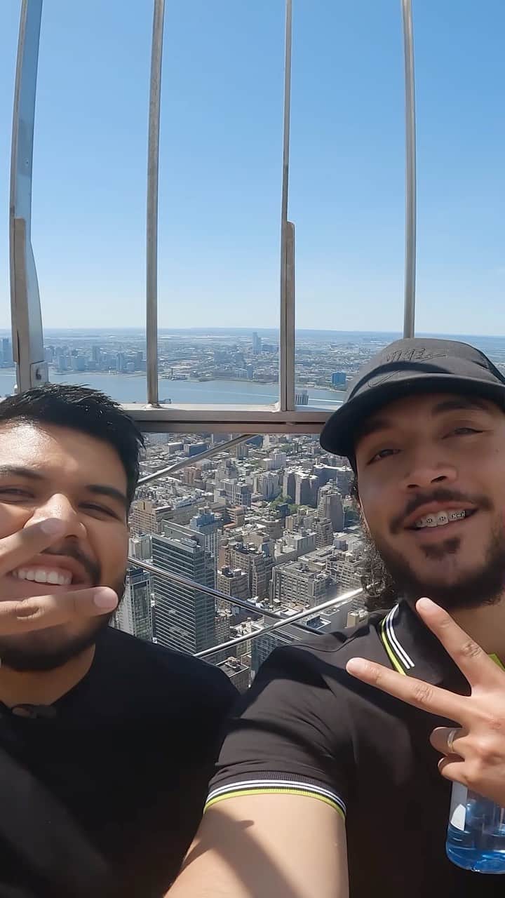 シアトル・マリナーズのインスタグラム：「“Where’s Alicia Keys?!” 🤣   @andresmunoz64 and translator @freddyllanos visited the top of the Empire State Building during our trip to NYC this season. #WheelsUp」