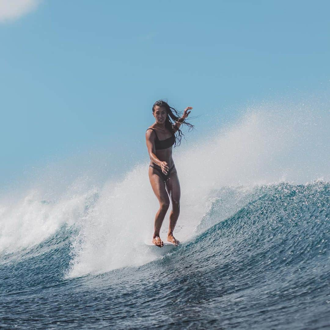 ケリア・モニーツのインスタグラム：「Honolulu, Hawai’i is always the way. pc: @yoshitanaka1 @roxy I fu*king love surfing 🤷🏽‍♀️🌋」