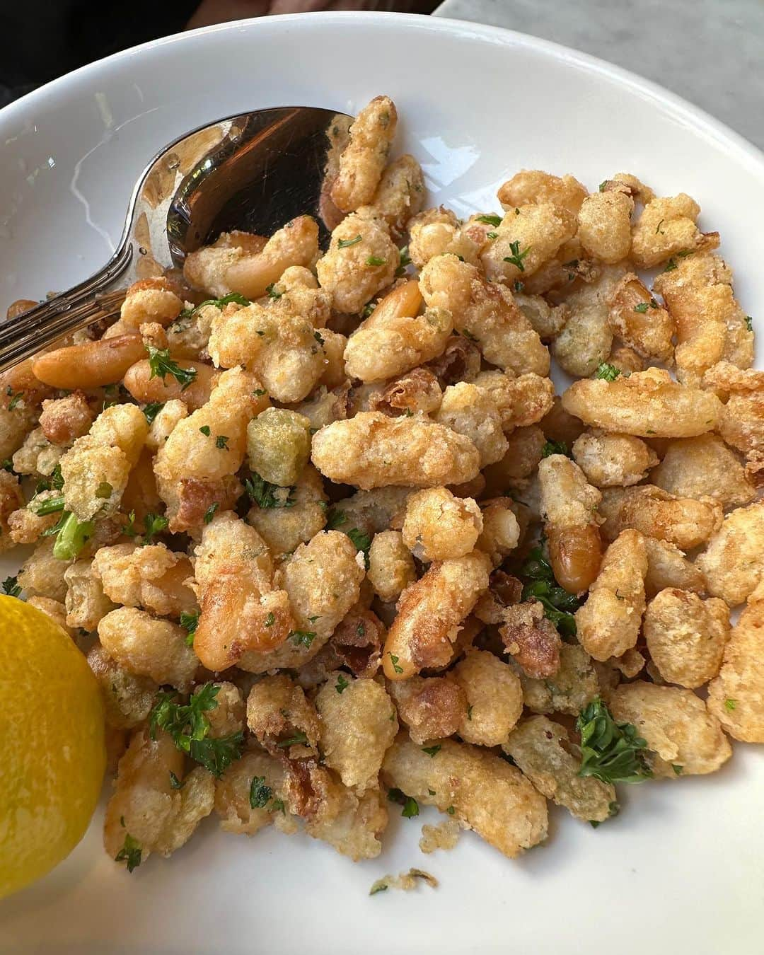 ジャーダ・デ・ラウレンティスのインスタグラム：「I had these incredible fried canellini beans at Il Buco al Mare this summer & I thought about them so much that I decided to recreate the recipe. Great as an app or a snack- just be careful bc they’re deliciously addicting! 🤤 Recipe on @thegiadzy」