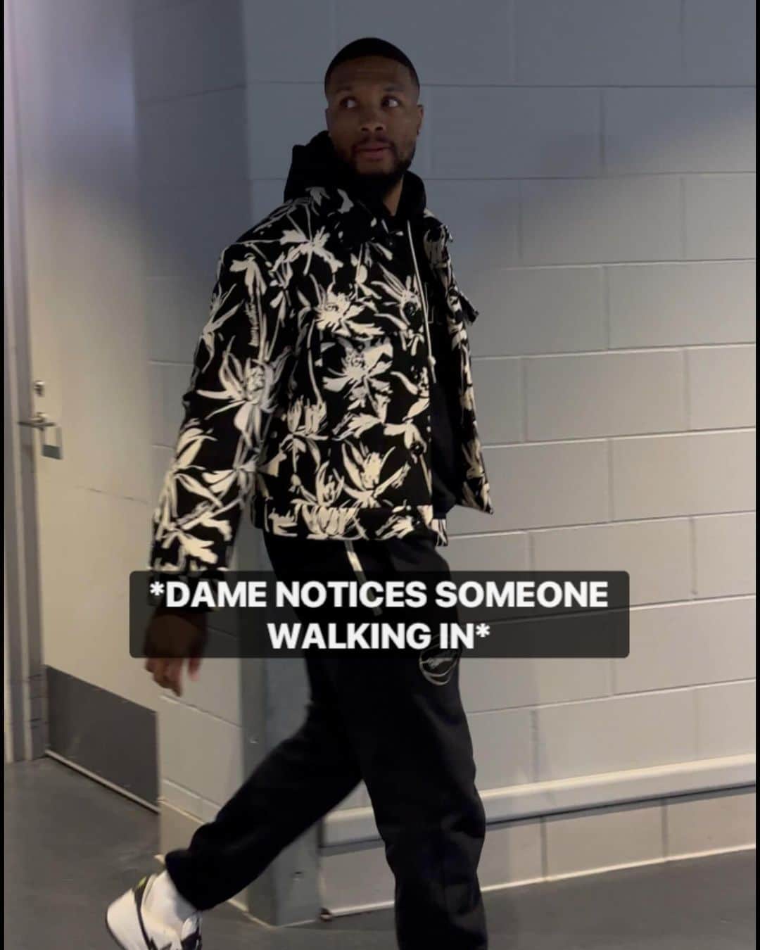 NBAのインスタグラム：「🤝  Miami at Milwaukee • 8:00pm/et on the NBA App!」