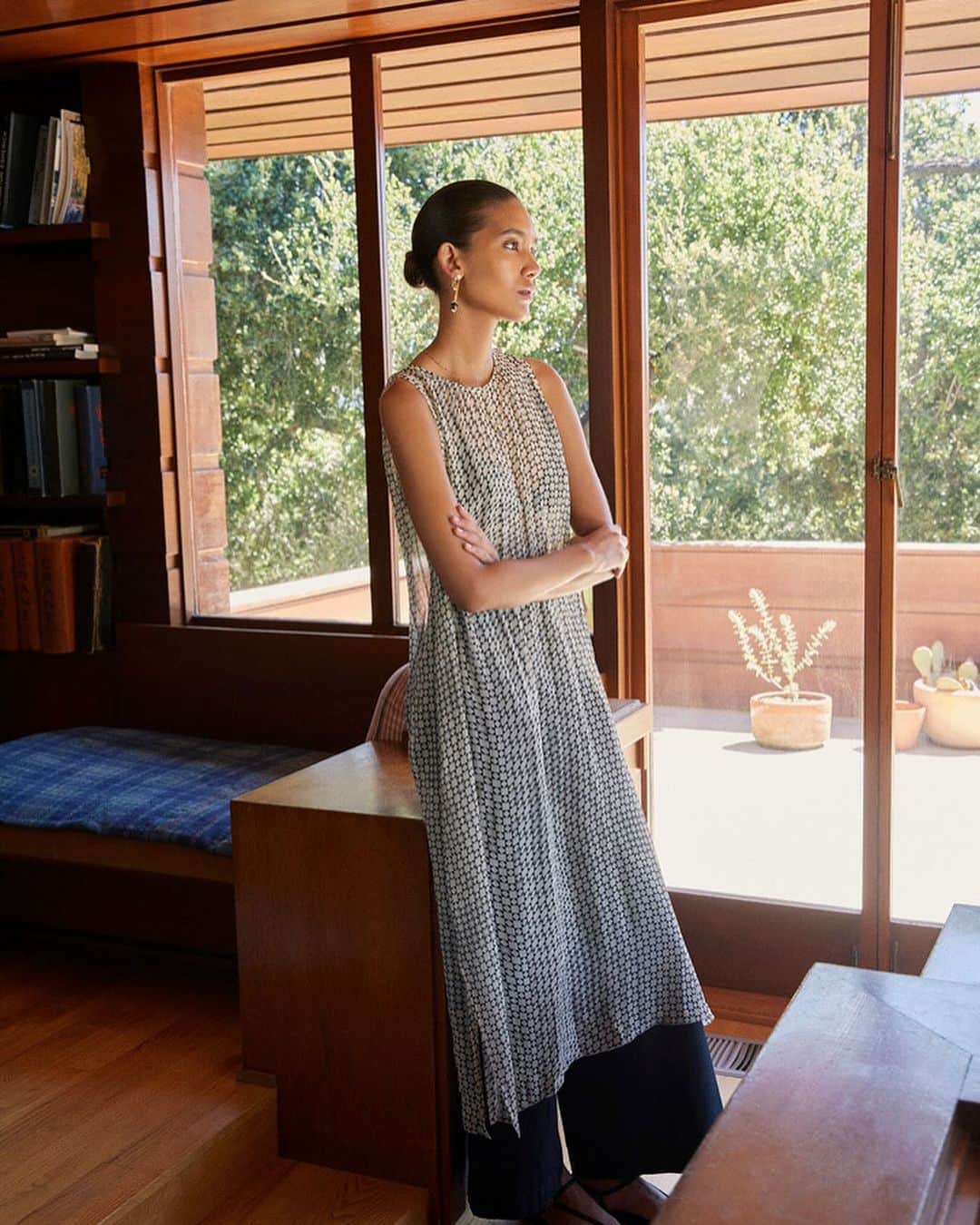 チャンルーのインスタグラム：「The Laura Sleeveless Tunic and Eloise Dress: two effortless silhouettes crafted from 100% silk chiffon. Wear over trousers, or pair back with a slip which is included!」