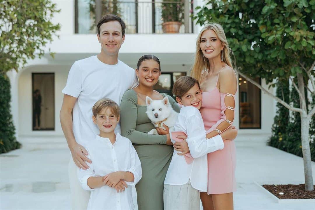 イヴァンカ・トランプのインスタグラム：「Celebrated my birthday this weekend surrounded by friends and family.   Here's to another year of great memories with my favorite people!  ✨🎂✨」