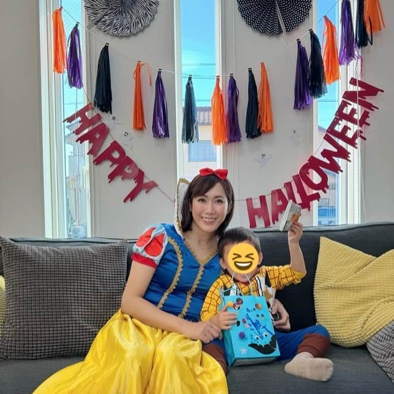 丹羽真由実のインスタグラム：「. 先日、ハロウィーンイベントに参加してきました🎃 息子が飾り付けしたお菓子入れ袋🛍️ なかなかよいではないですか😍←親バカ笑 「とりっくおあとりーと！」と言って お菓子をたくさんもらって喜んでいました❣️  私は毎年恒例の白雪姫🍎笑 息子はトイストーリーのウッディ！ 似合っていますか？ そろそろ新しい仮装しないとなー🤣  皆さんは、今年のハロウィーン仮装しましたか？🎃  #halloween #ハロウィーン  #ハロウィーンコスプレ #仮装 #白雪姫 #トイストーリー #ウッディ #フリーアナウンサー #丹羽真由実」