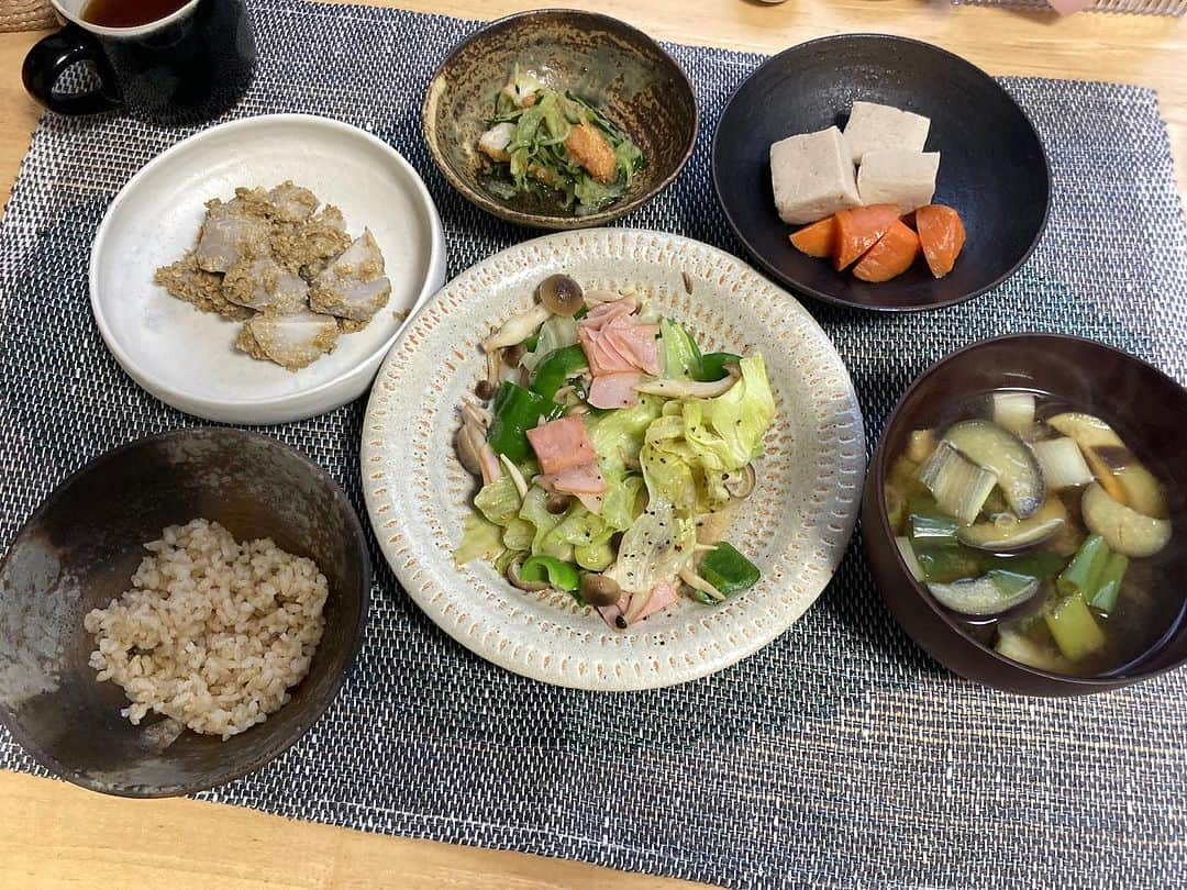 柳家さん生のインスタグラム：「10/31長屋の朝ご飯 ハムしめじレタスマヨ炒め 里芋胡麻和え お煮しめ(高野豆腐、人参) さつま揚げ胡瓜おろし和え 味噌汁(茄子、根深) 玄米ご飯🍚」